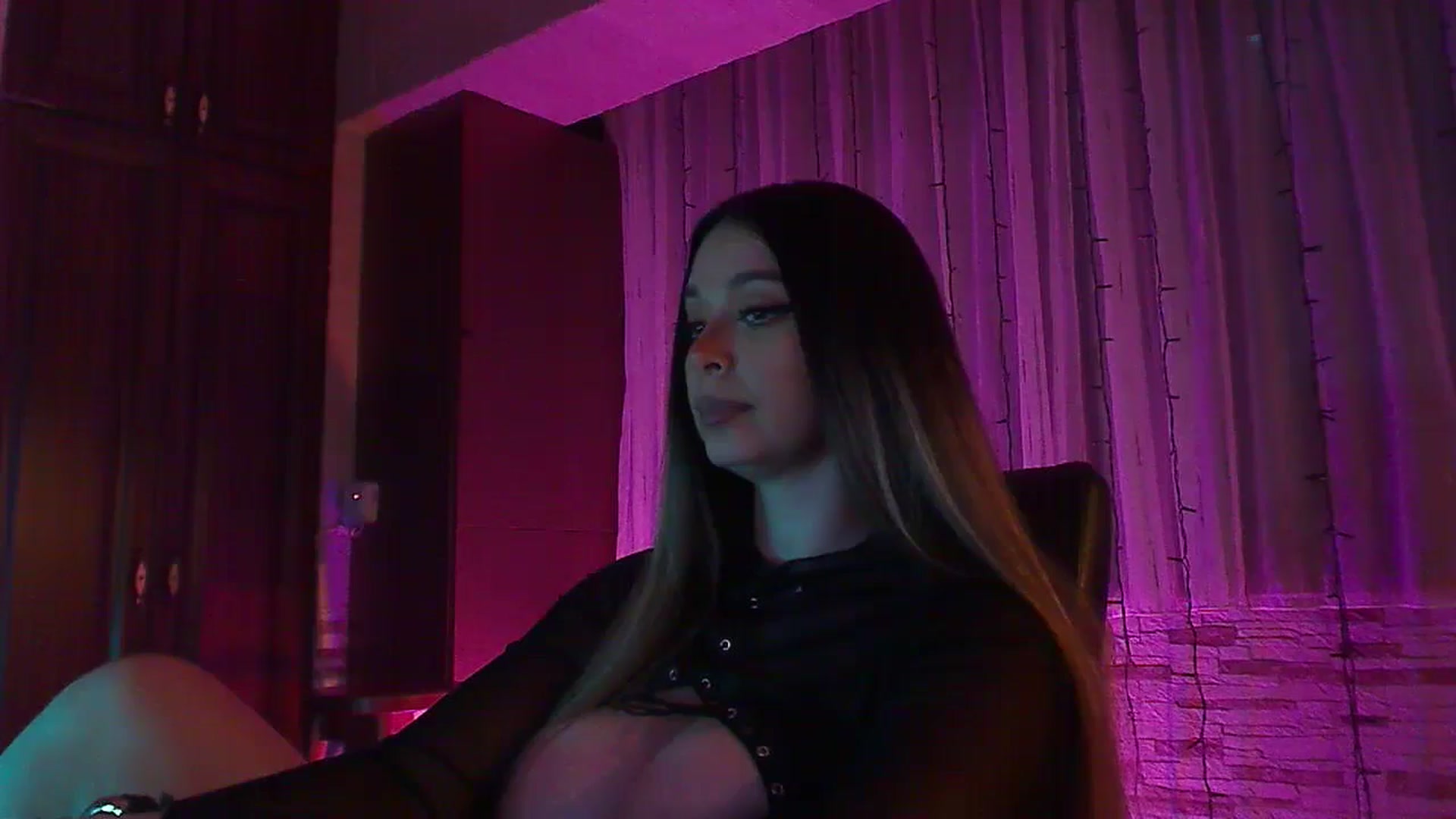 Gallery image thumbnail from No_bo_dy's myfreecams stream on, 01/26/2025, 05:45 image 4 of 20