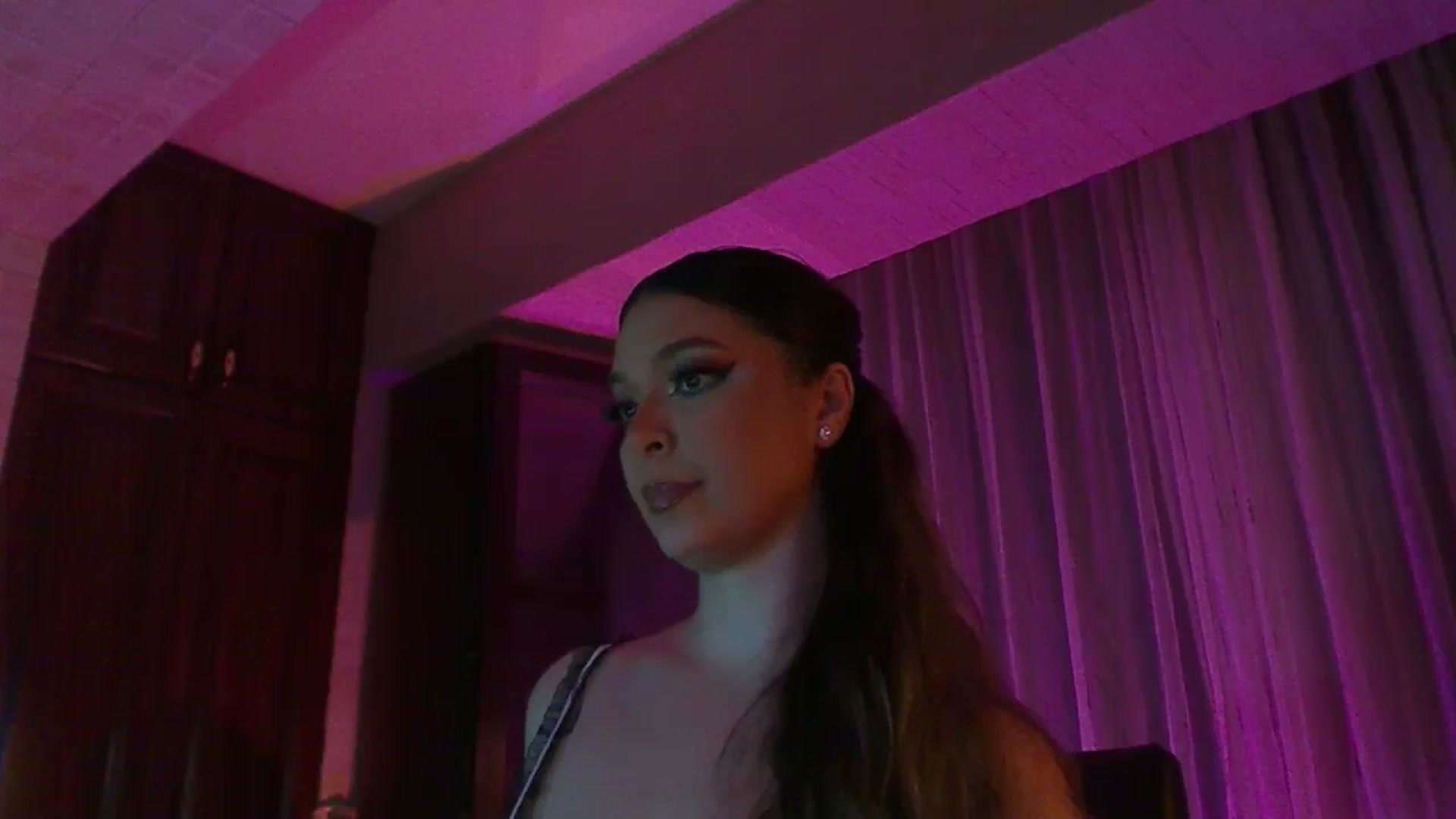 Gallery image thumbnail from No_bo_dy's myfreecams stream on, 06/06/2025, 23:37 image 4 of 20