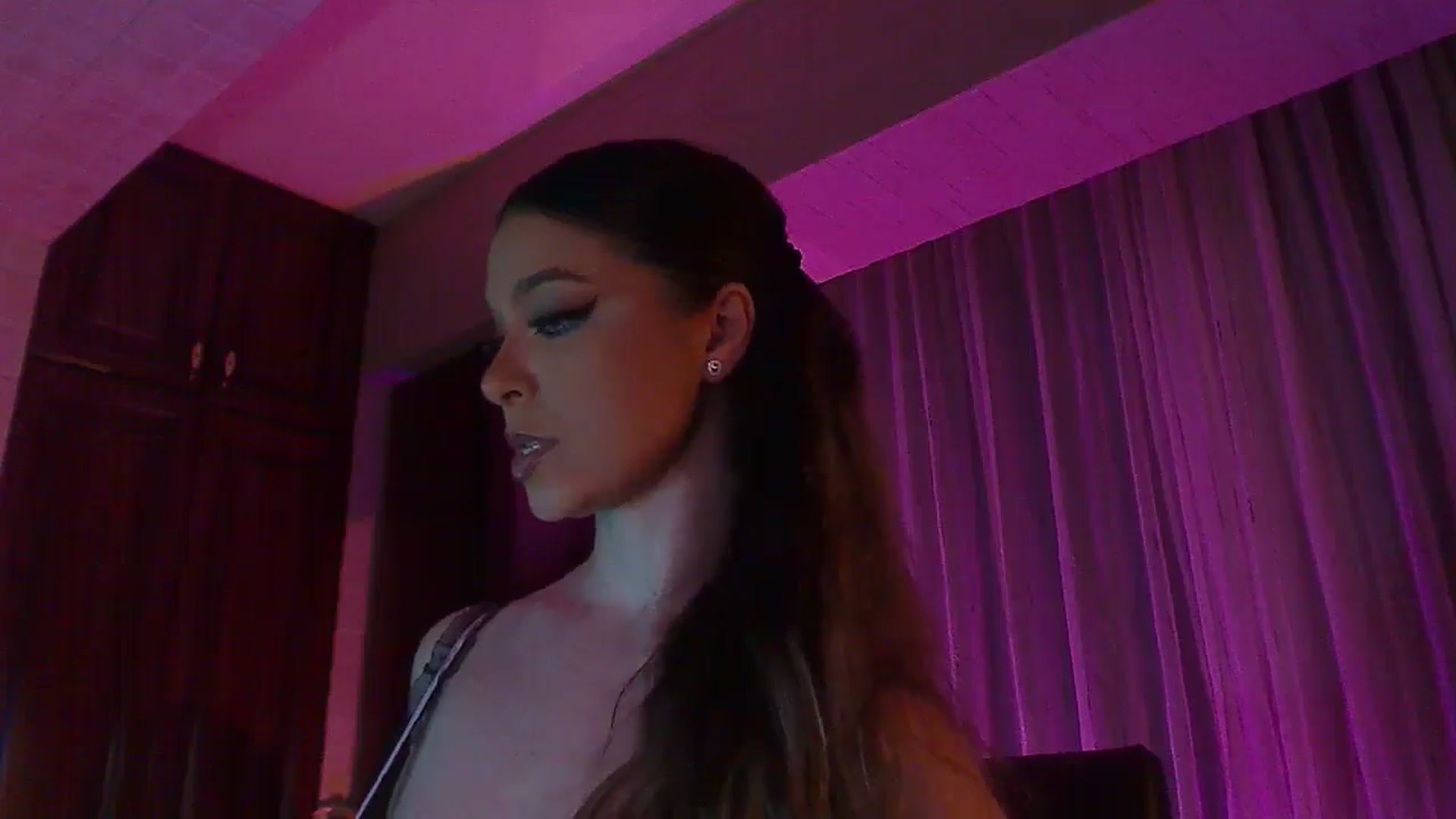 Gallery image thumbnail from No_bo_dy's myfreecams stream on, 06/06/2025, 23:37 image 18 of 20