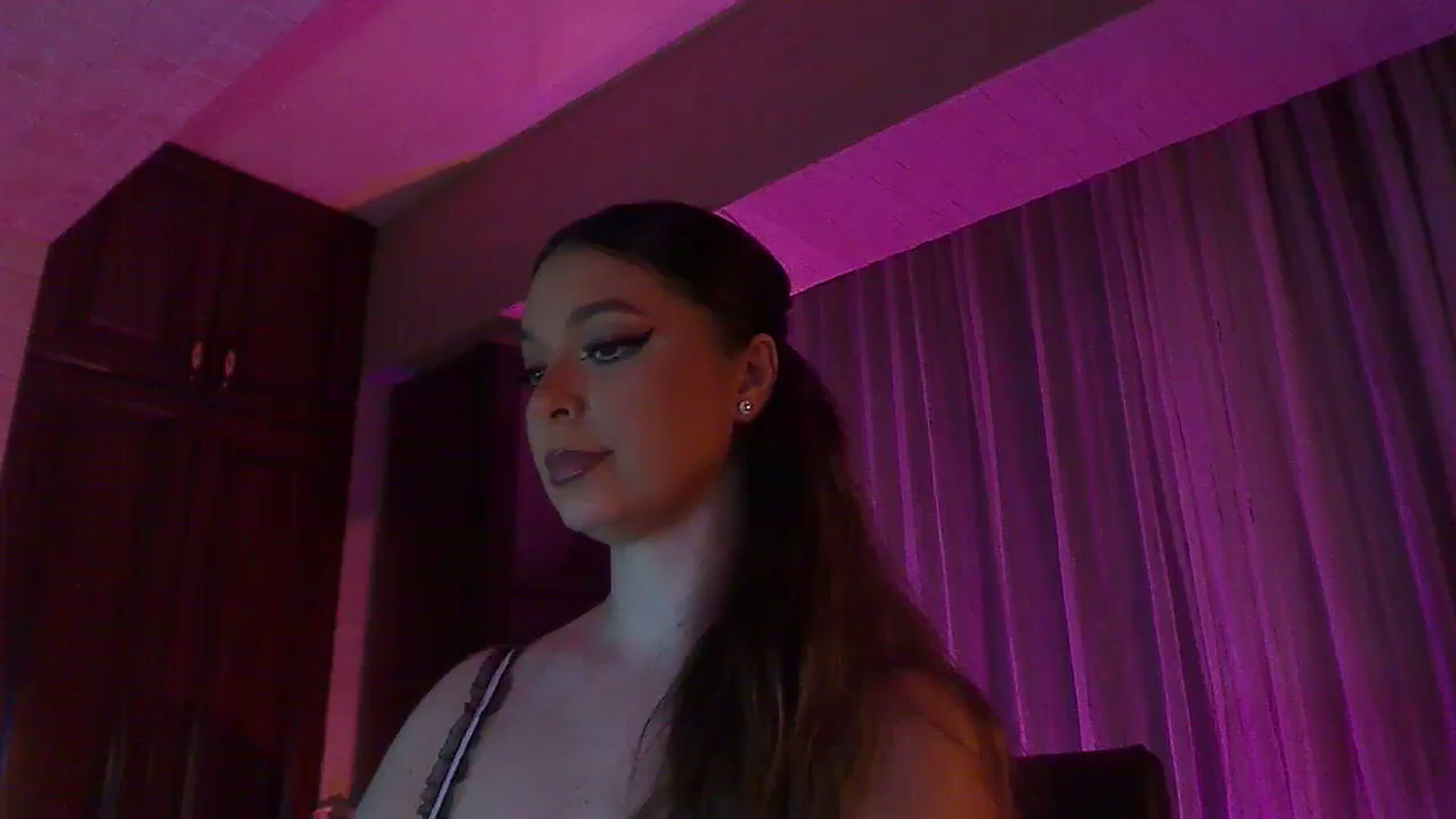 Gallery image thumbnail from No_bo_dy's myfreecams stream on, 06/06/2025, 23:37 image 17 of 20