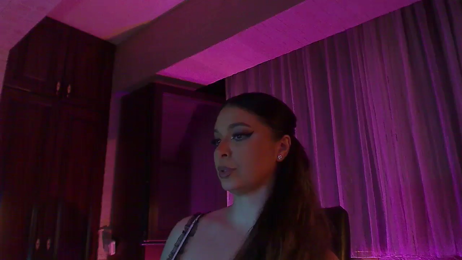 Gallery image thumbnail from No_bo_dy's myfreecams stream on, 06/07/2025, 24:21 image 2 of 20