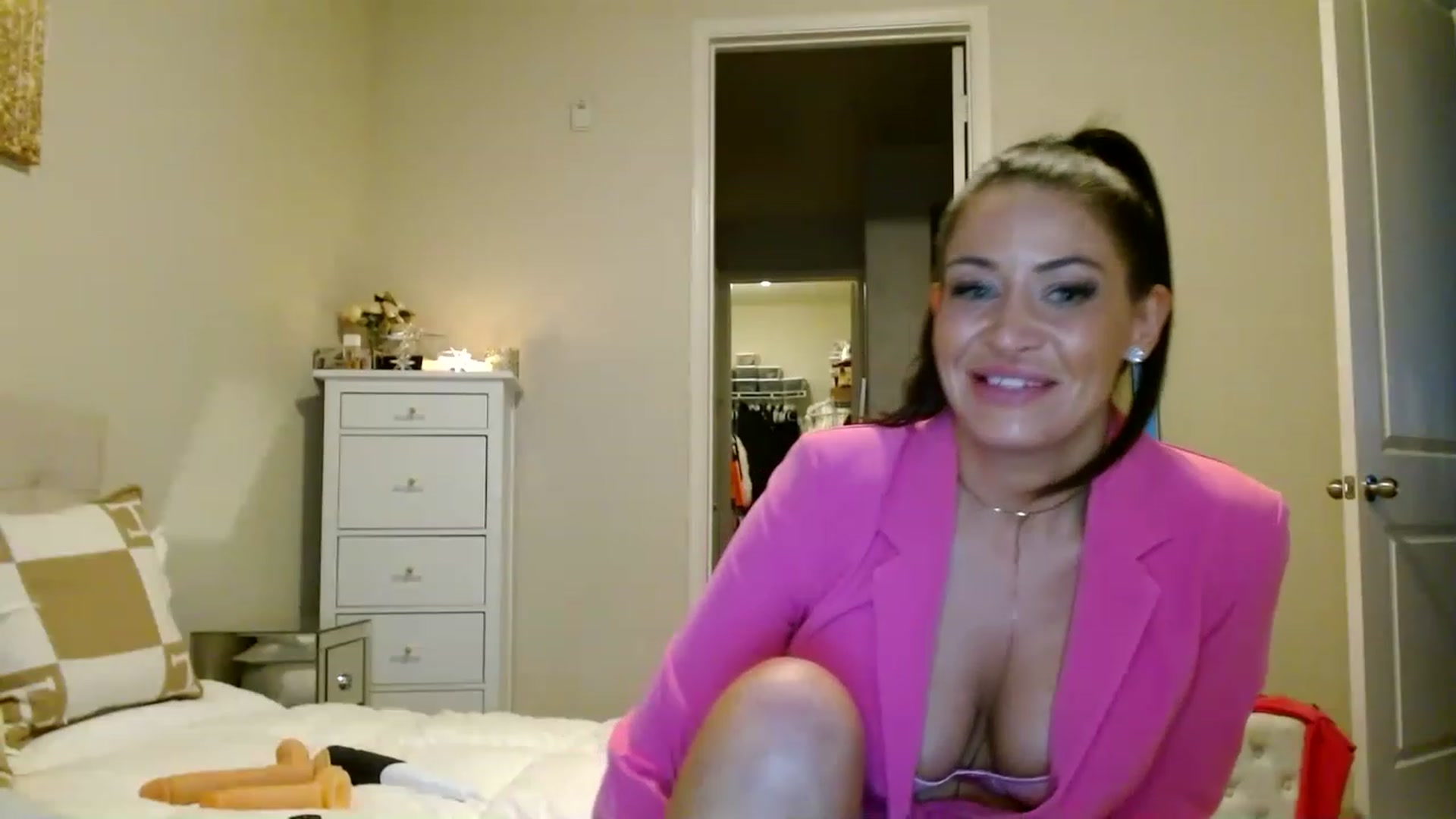 Gallery image thumbnail from Noelles's myfreecams stream on, 05/04/2023, 13:01 image 6 of 20