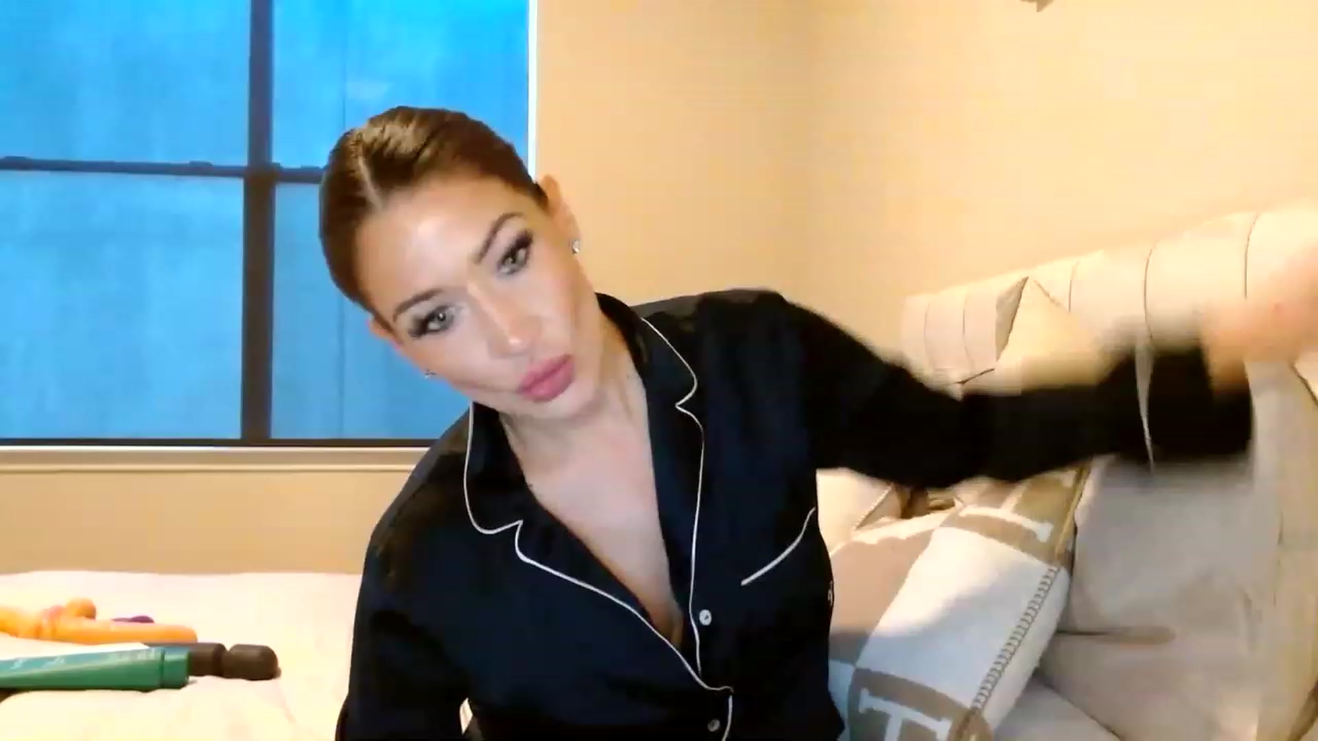 Gallery image thumbnail from Noelles's myfreecams stream on, 05/16/2023, 12:10 image 9 of 20