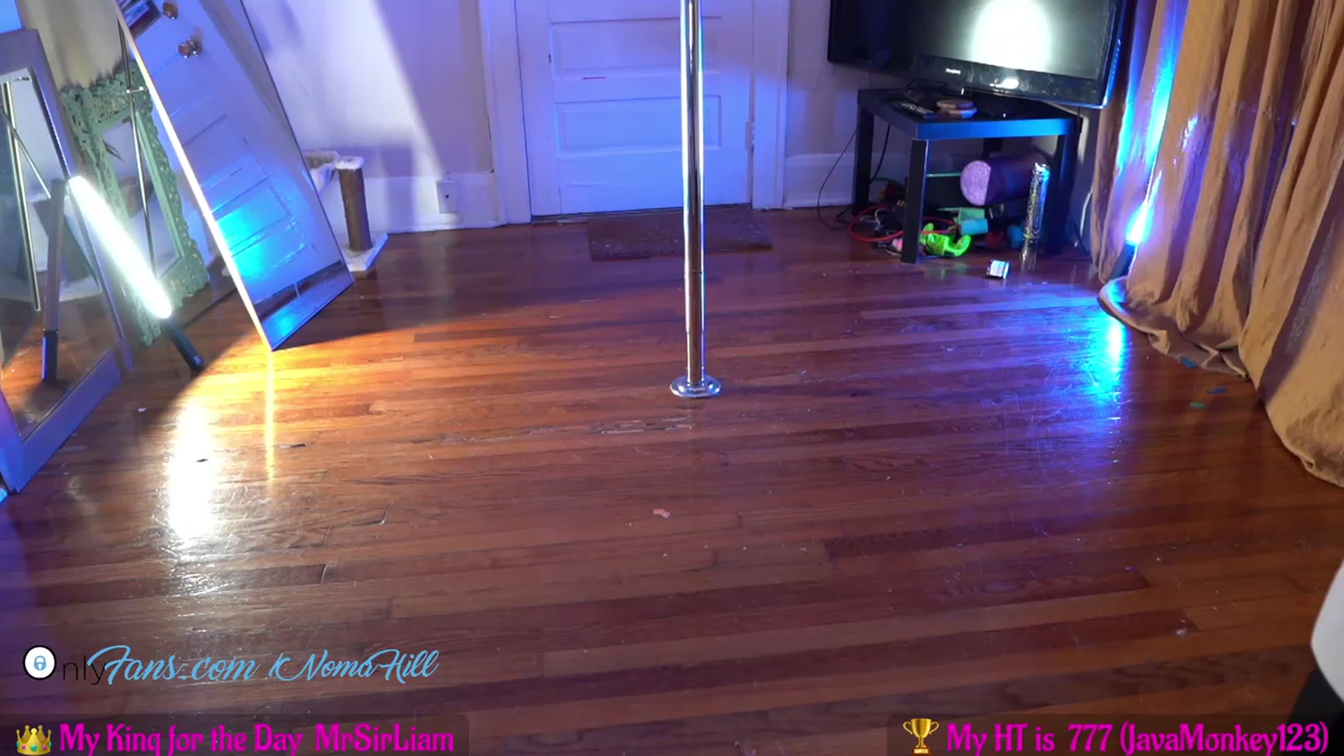 Gallery image thumbnail from Noma_Hill's myfreecams stream on, 04/19/2023, 02:04 image 16 of 20