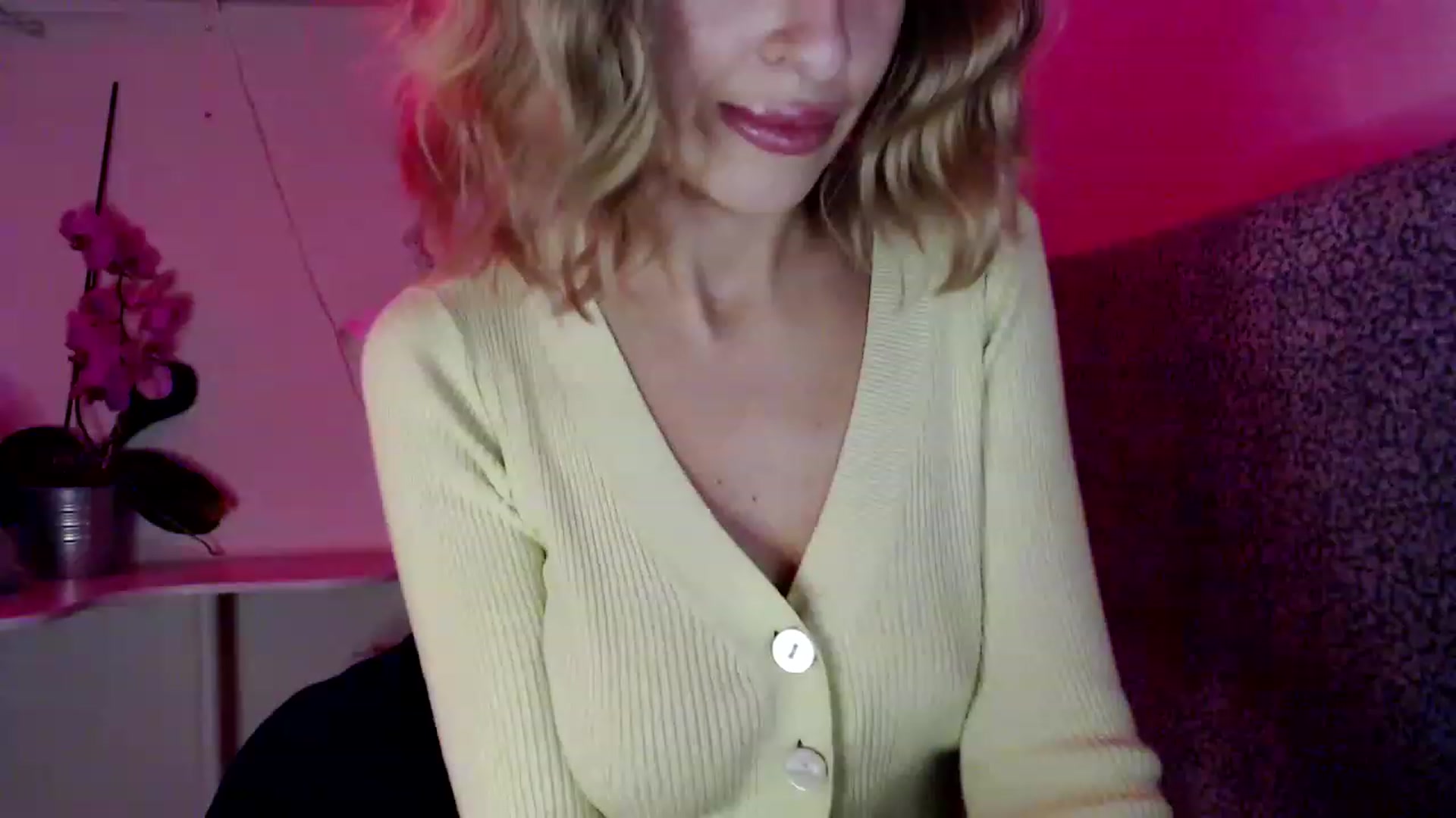 Gallery image thumbnail from Nora_Sweet's myfreecams stream on, 11/14/2022, 19:22 image 19 of 20