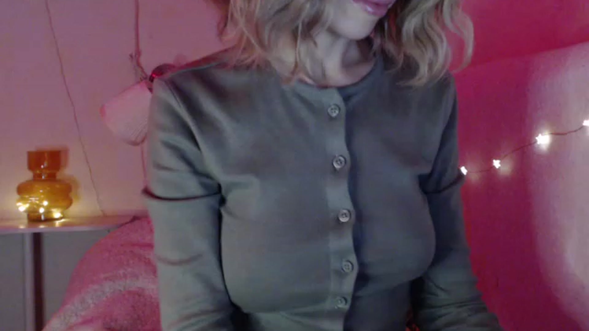 Gallery image thumbnail from Nora_Sweet's myfreecams stream on, 12/19/2022, 14:54 image 6 of 20