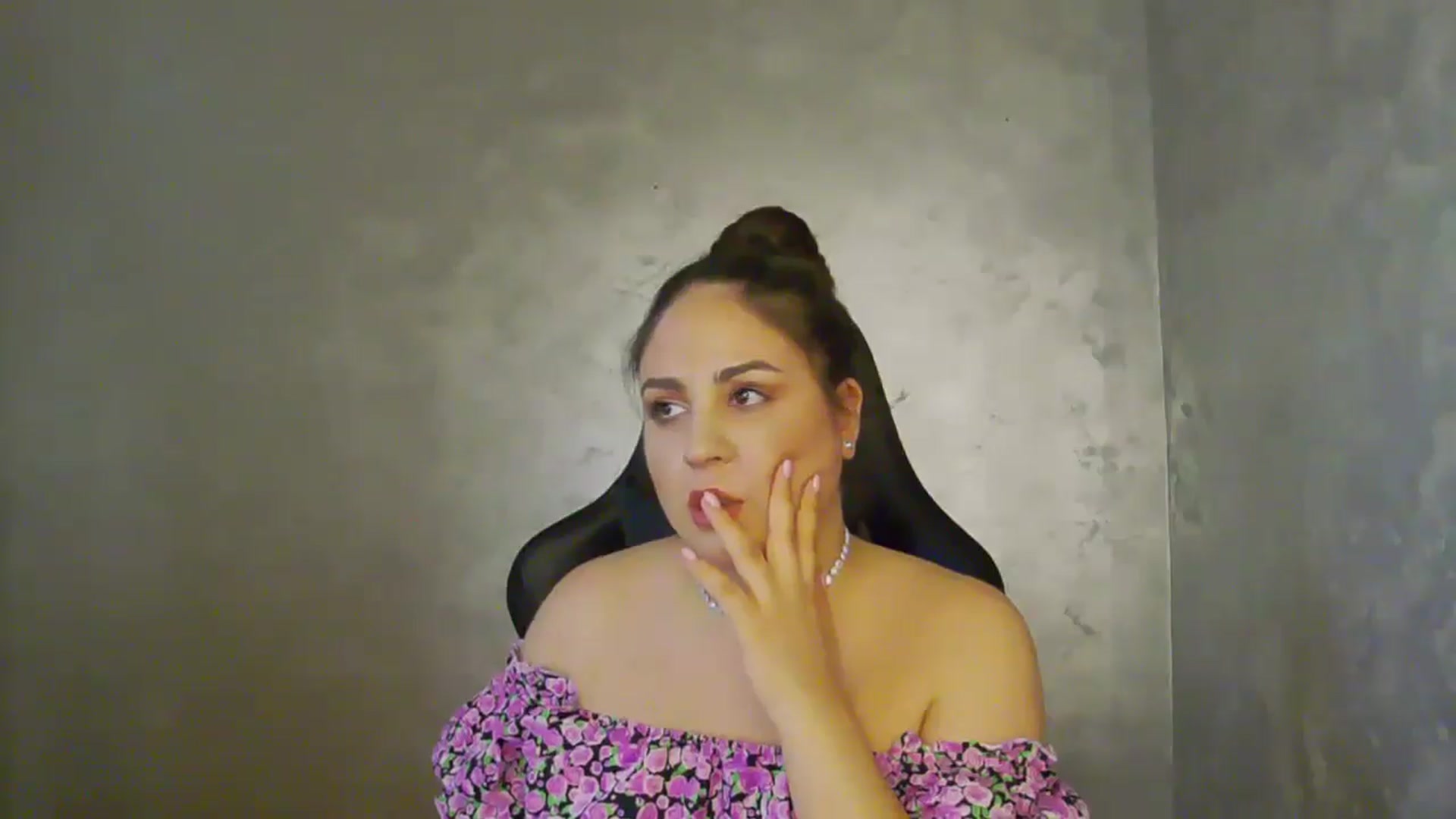 Gallery image thumbnail from NotVanilla's myfreecams stream on, 07/10/2025, 23:18 image 5 of 20