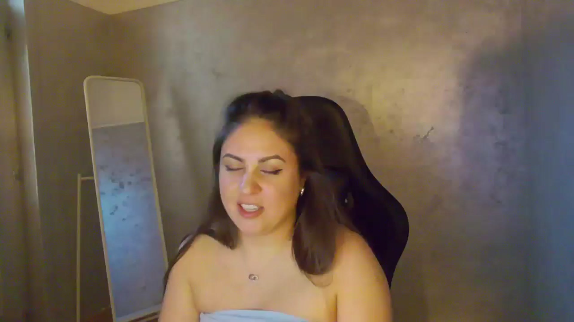 Gallery image thumbnail from NotVanilla's myfreecams stream on, 12/15/2025, 06:45 image 14 of 20