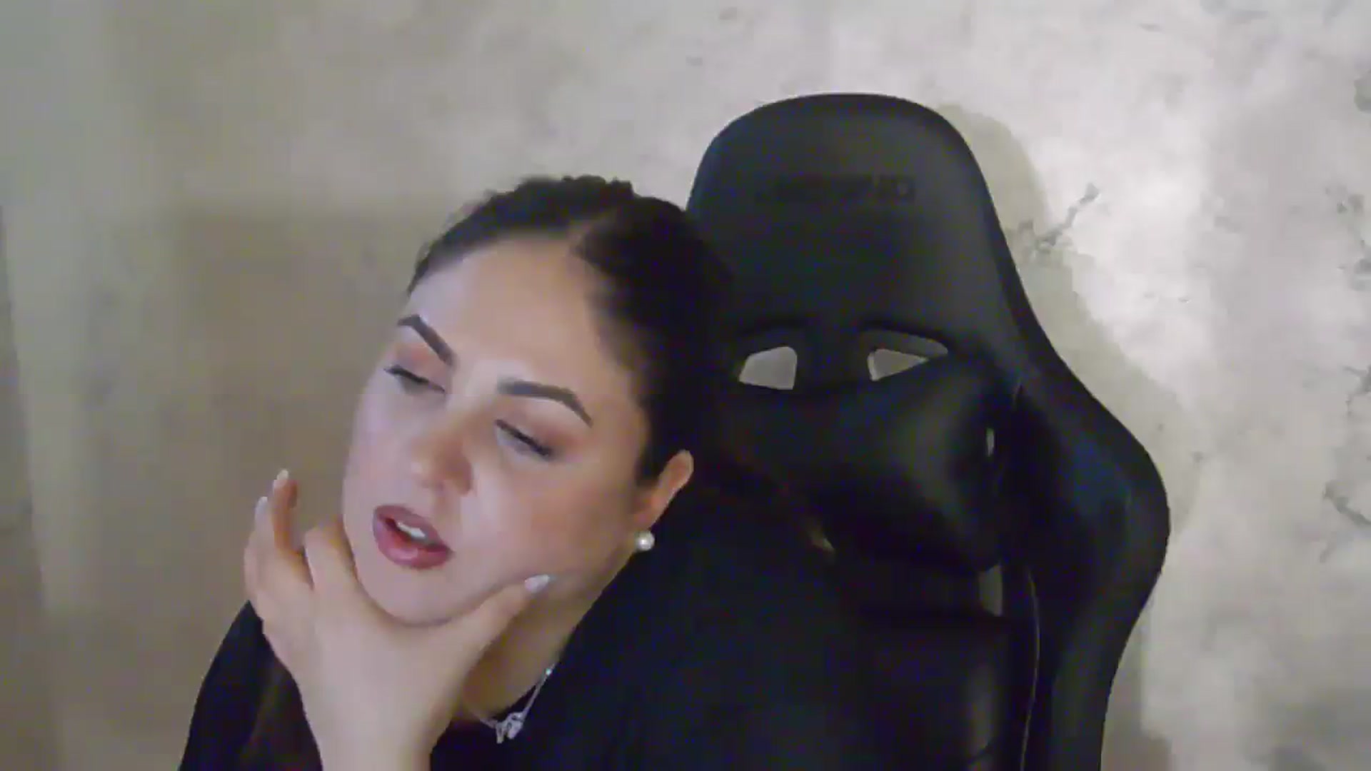 Gallery image thumbnail from NotVanilla's myfreecams stream on, 04/17/2026, 24:58 image 17 of 20