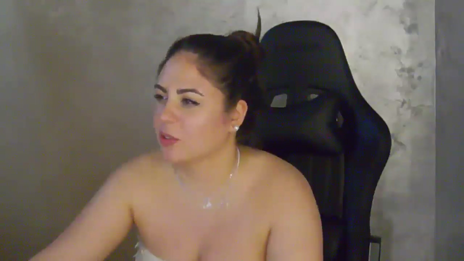 Gallery image thumbnail from NotVanilla's myfreecams stream on, 04/18/2026, 05:25 image 16 of 20