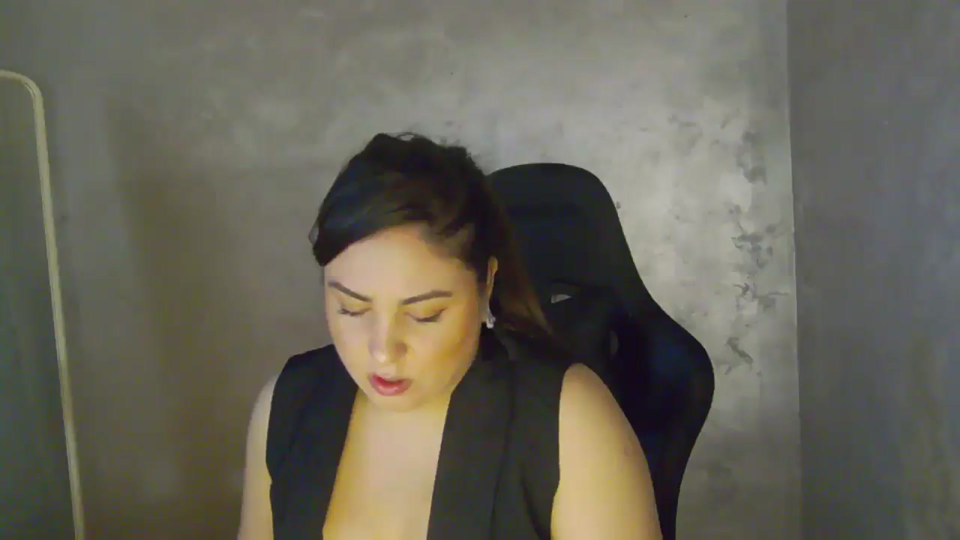 Gallery image thumbnail from NotVanilla's myfreecams stream on, 04/29/2026, 24:00 image 18 of 20