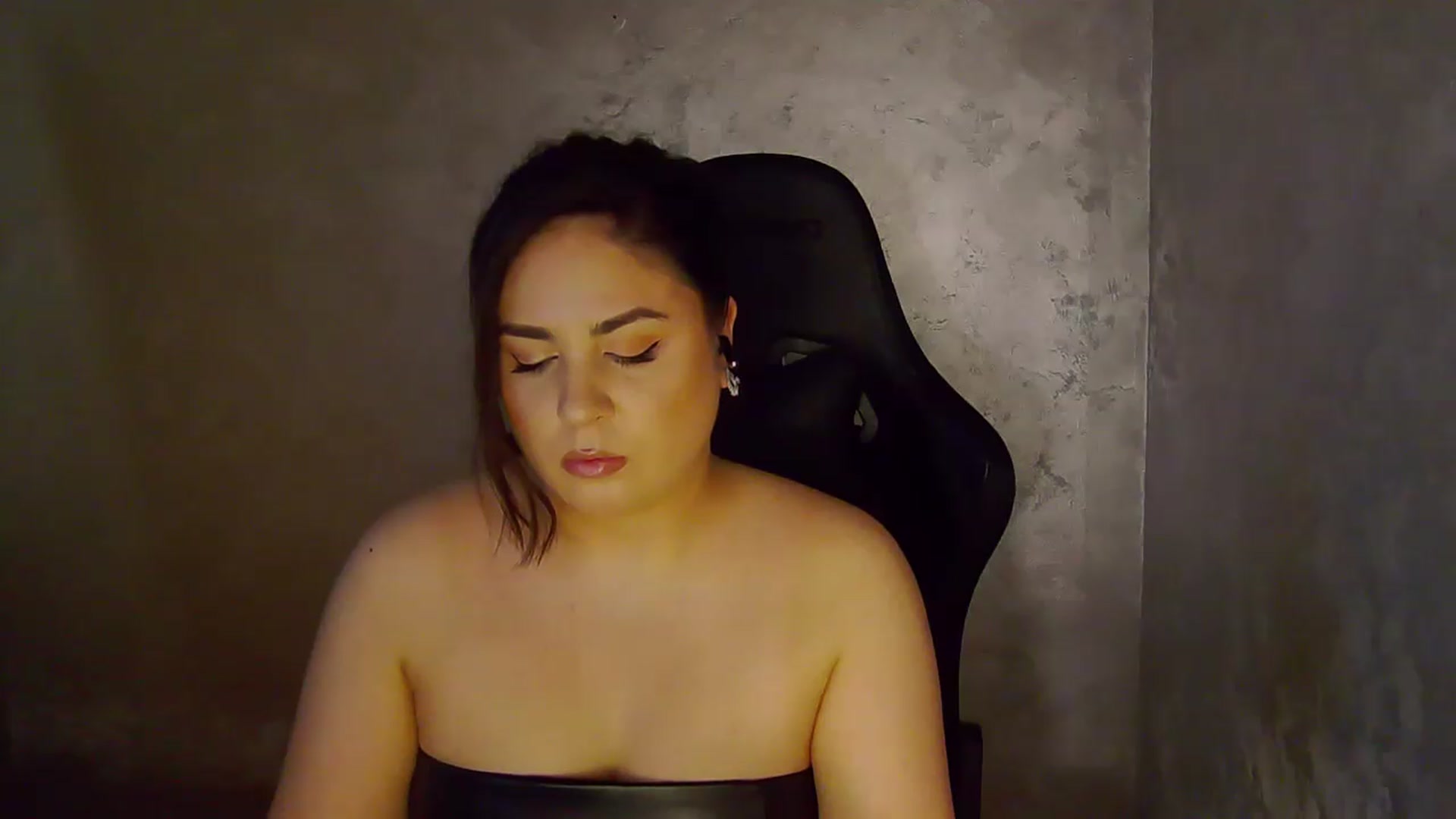 Gallery image thumbnail from NotVanilla's myfreecams stream on, 05/28/2026, 24:07 image 4 of 20