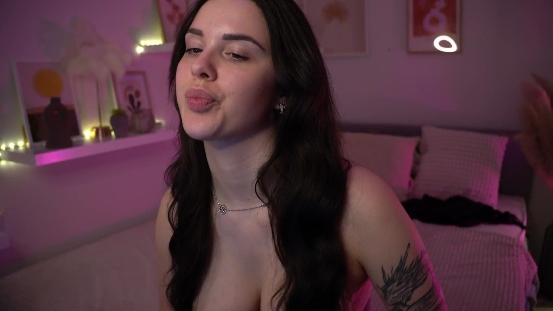 Gallery image thumbnail from NotYourNaomi's myfreecams stream on, 04/13/2025, 21:08 image 6 of 20