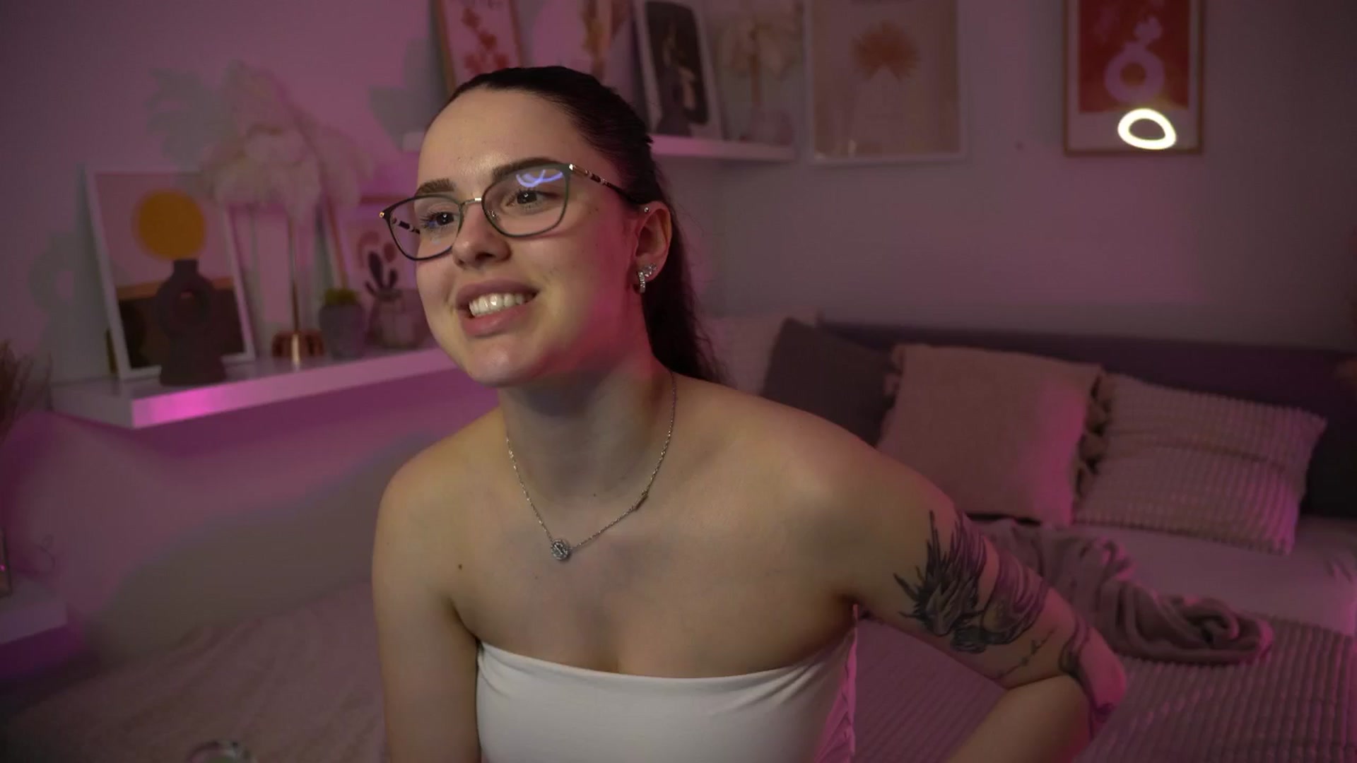 Gallery image thumbnail from NotYourNaomi's myfreecams stream on, 04/17/2025, 19:54 image 10 of 20