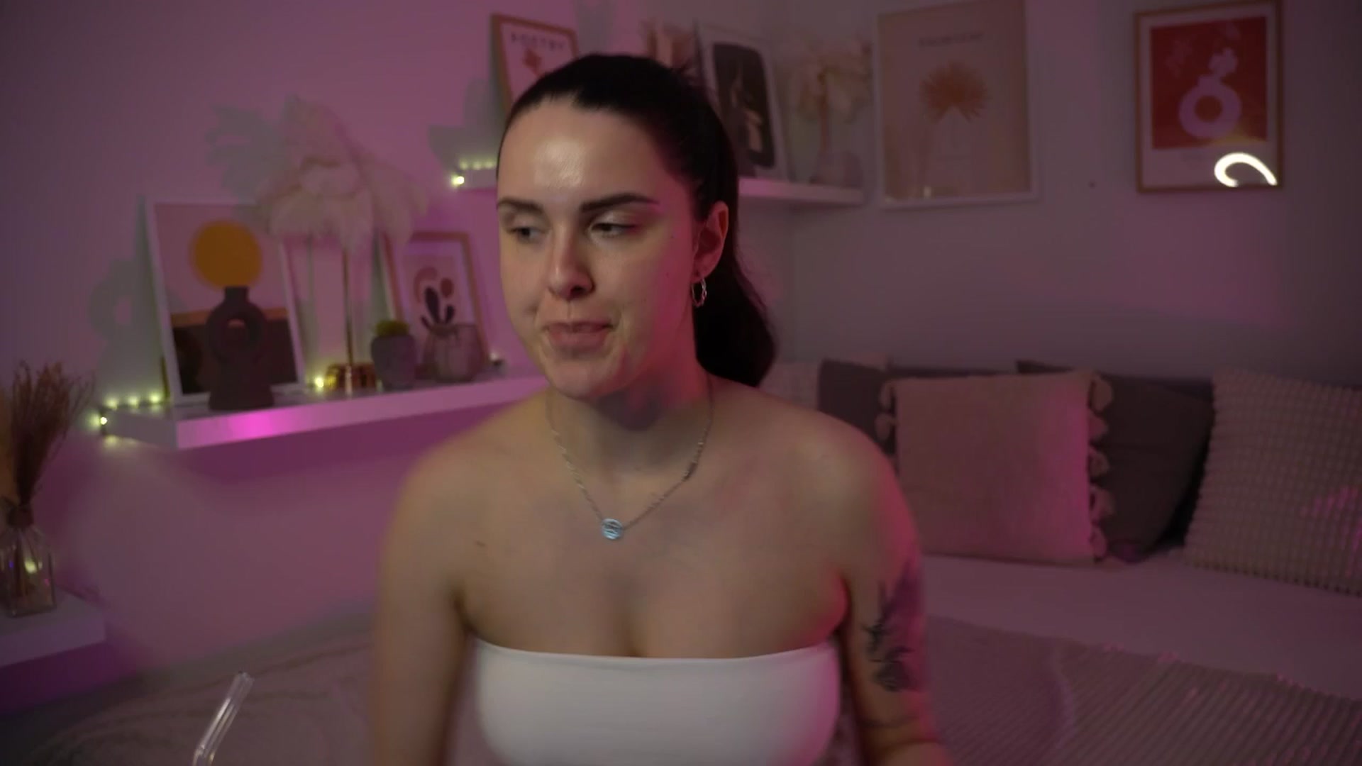Gallery image thumbnail from NotYourNaomi's myfreecams stream on, 04/24/2025, 21:05 image 6 of 20
