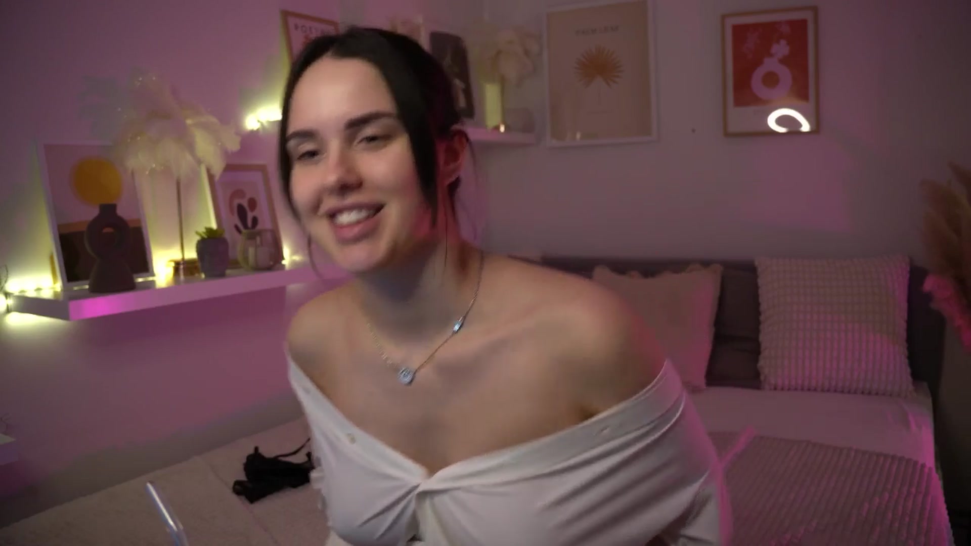 Gallery image thumbnail from NotYourNaomi's myfreecams stream on, 05/07/2025, 21:25 image 12 of 20