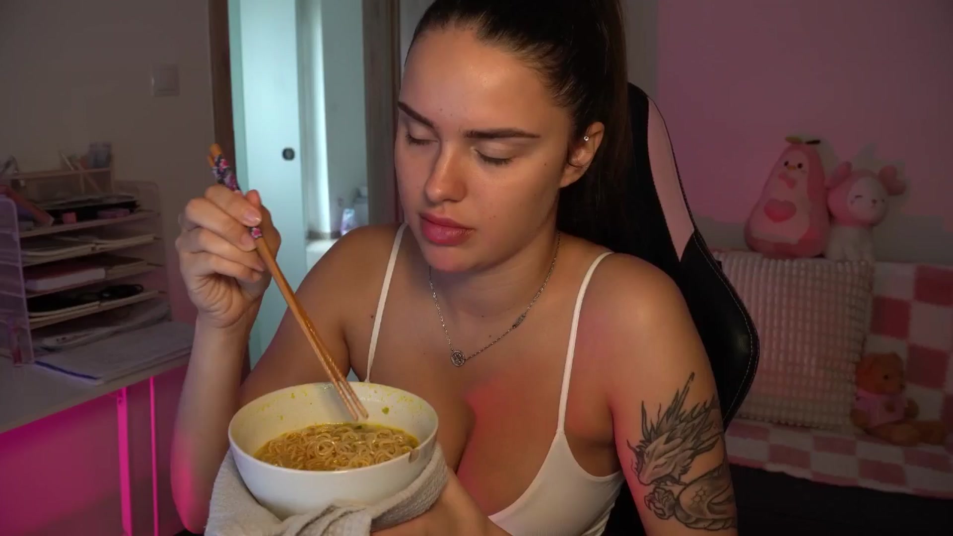 Gallery image thumbnail from NotYourNaomi's myfreecams stream on, 09/16/2025, 07:39 image 13 of 20