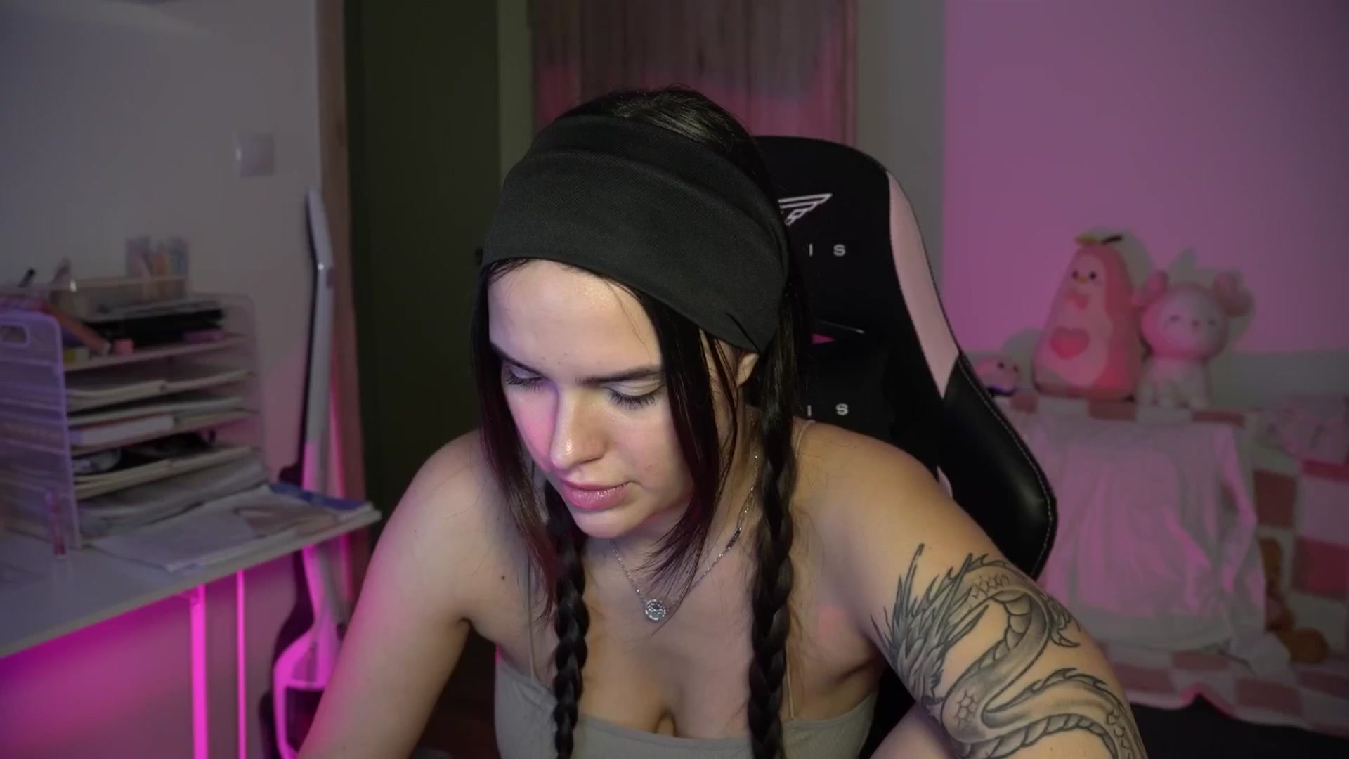 Gallery image thumbnail from NotYourNaomi's myfreecams stream on, 11/06/2025, 21:51 image 17 of 20