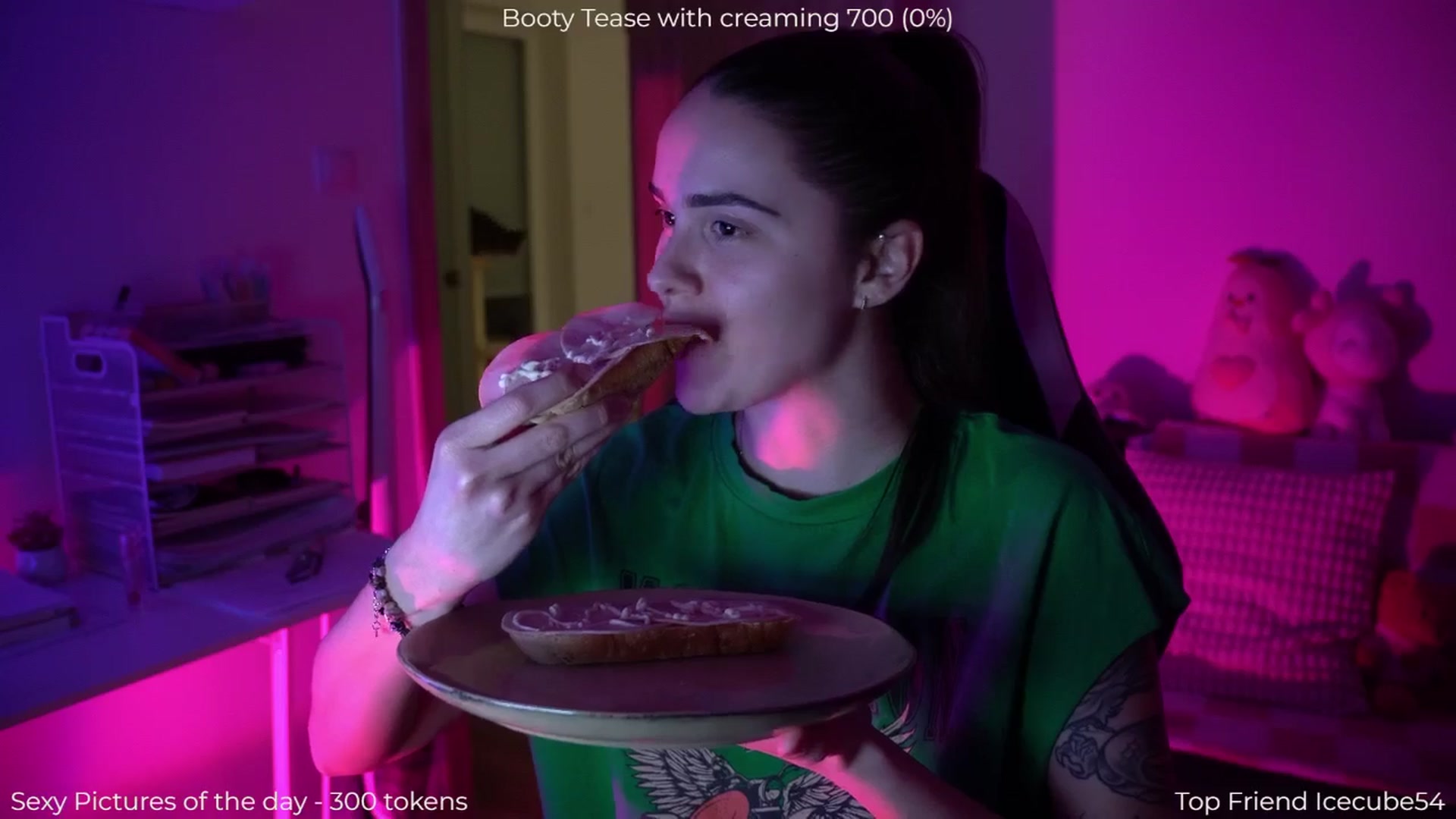 Gallery image thumbnail from NotYourNaomi's myfreecams stream on, 12/18/2025, 21:53 image 9 of 20