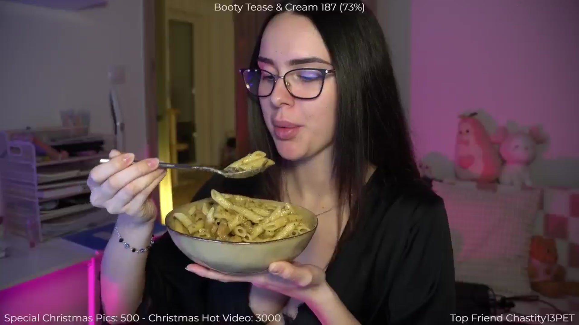 Gallery image thumbnail from NotYourNaomi's myfreecams stream on, 12/28/2025, 21:02 image 16 of 20
