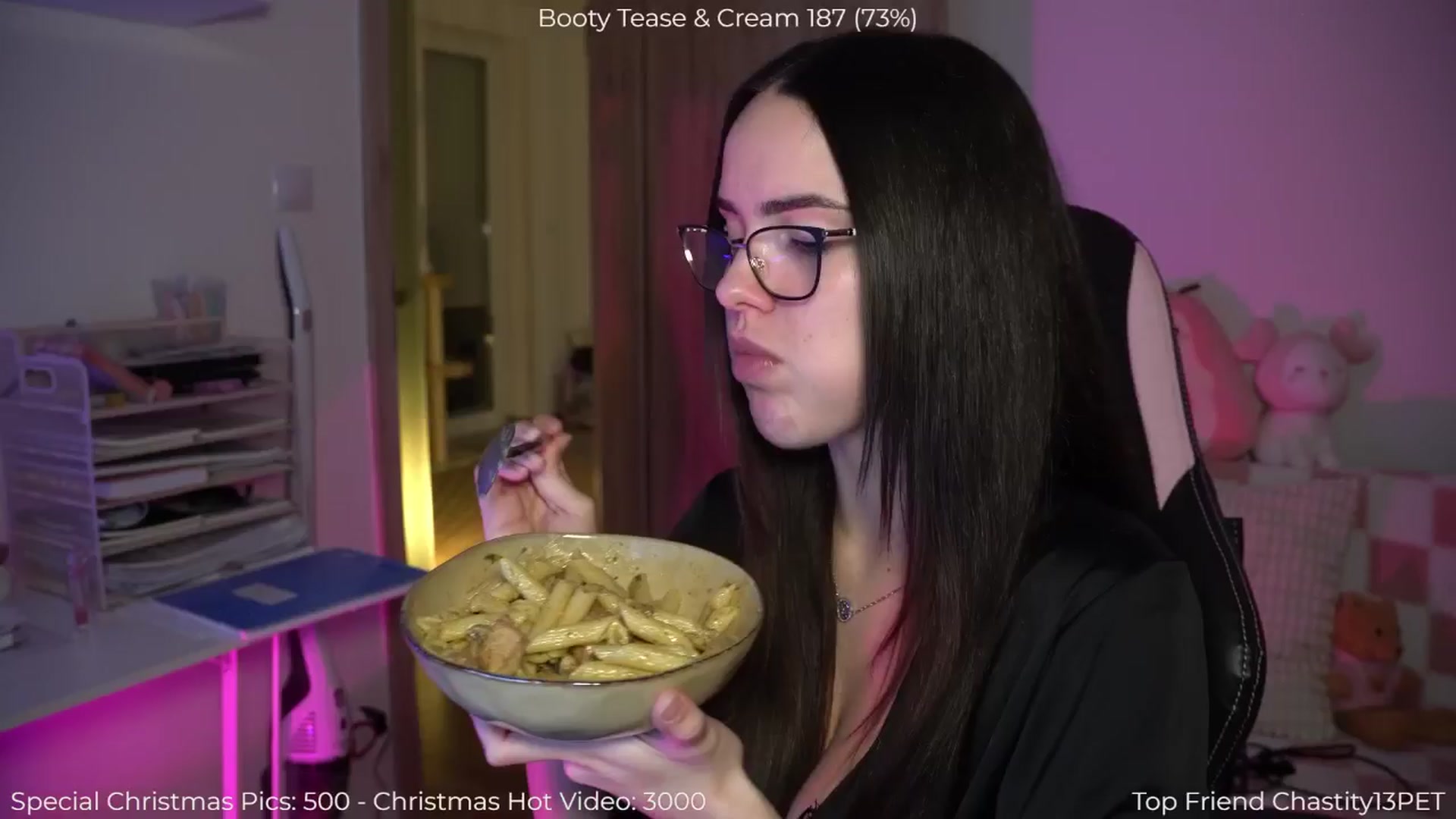 Gallery image thumbnail from NotYourNaomi's myfreecams stream on, 12/28/2025, 21:02 image 18 of 20