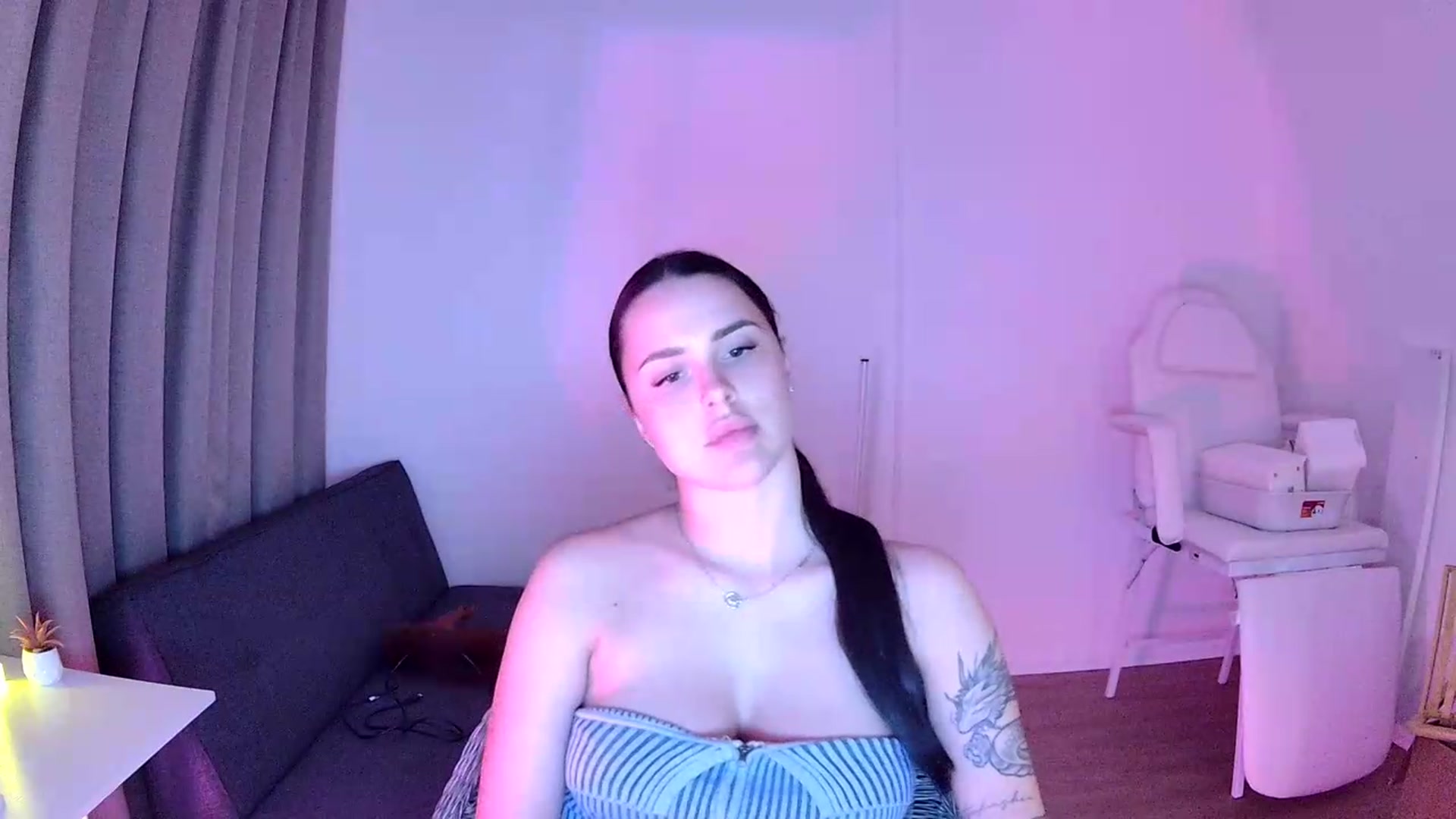 Gallery image thumbnail from NotYourNaomi's myfreecams stream on, 06/01/2026, 21:27 image 4 of 20