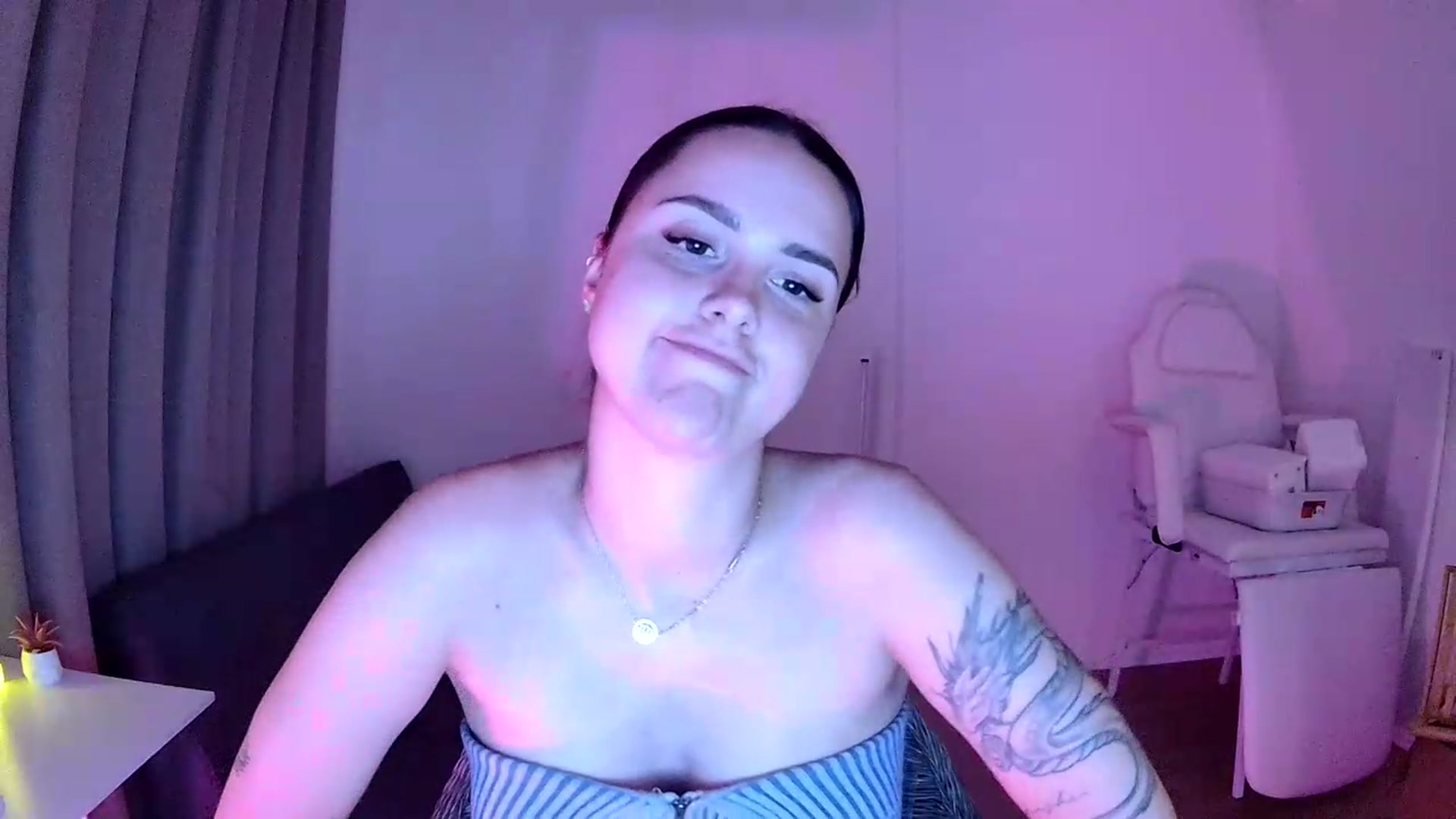 Gallery image thumbnail from NotYourNaomi's myfreecams stream on, 06/01/2026, 21:27 image 6 of 20
