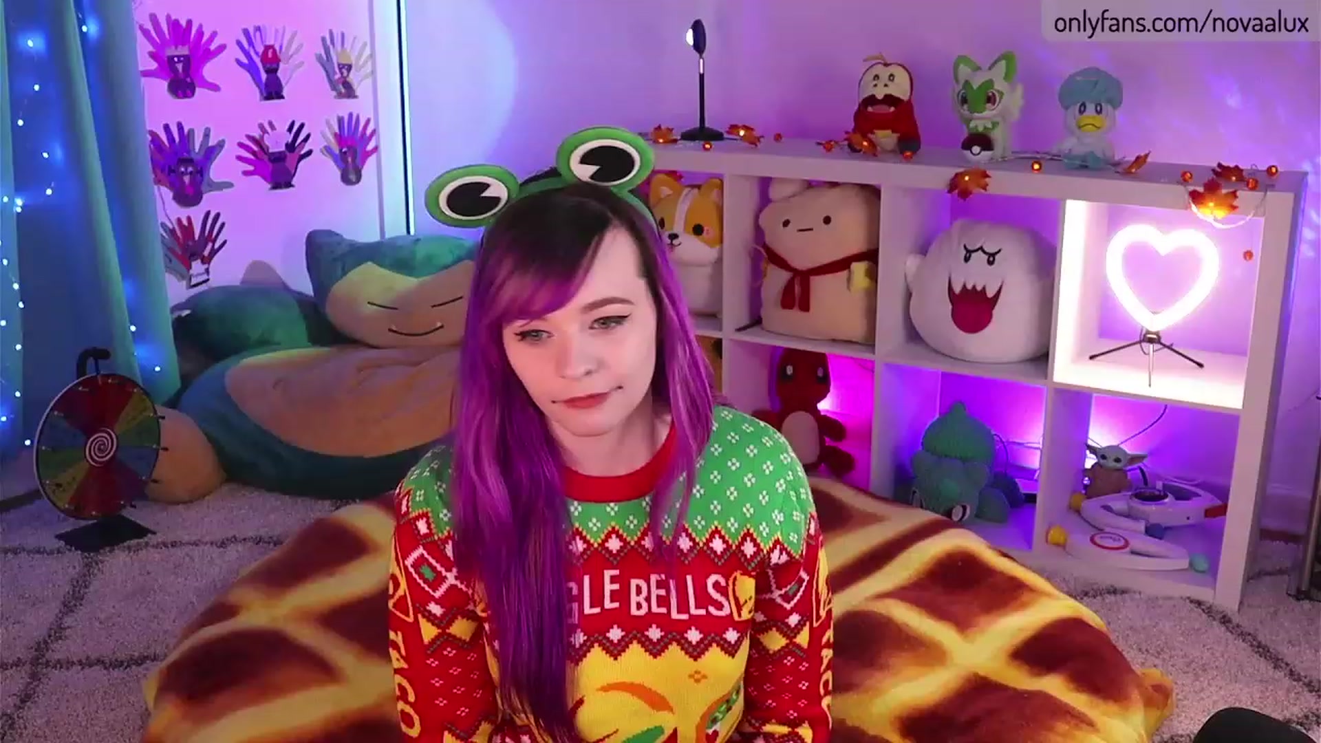 Gallery image thumbnail from Novaalux's myfreecams stream on, 11/21/2022, 22:10 image 18 of 20