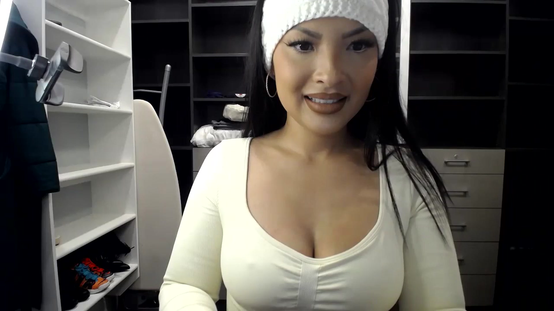 Gallery image thumbnail from NurseVietnam's myfreecams stream on, 02/16/2024, 13:17 image 17 of 20