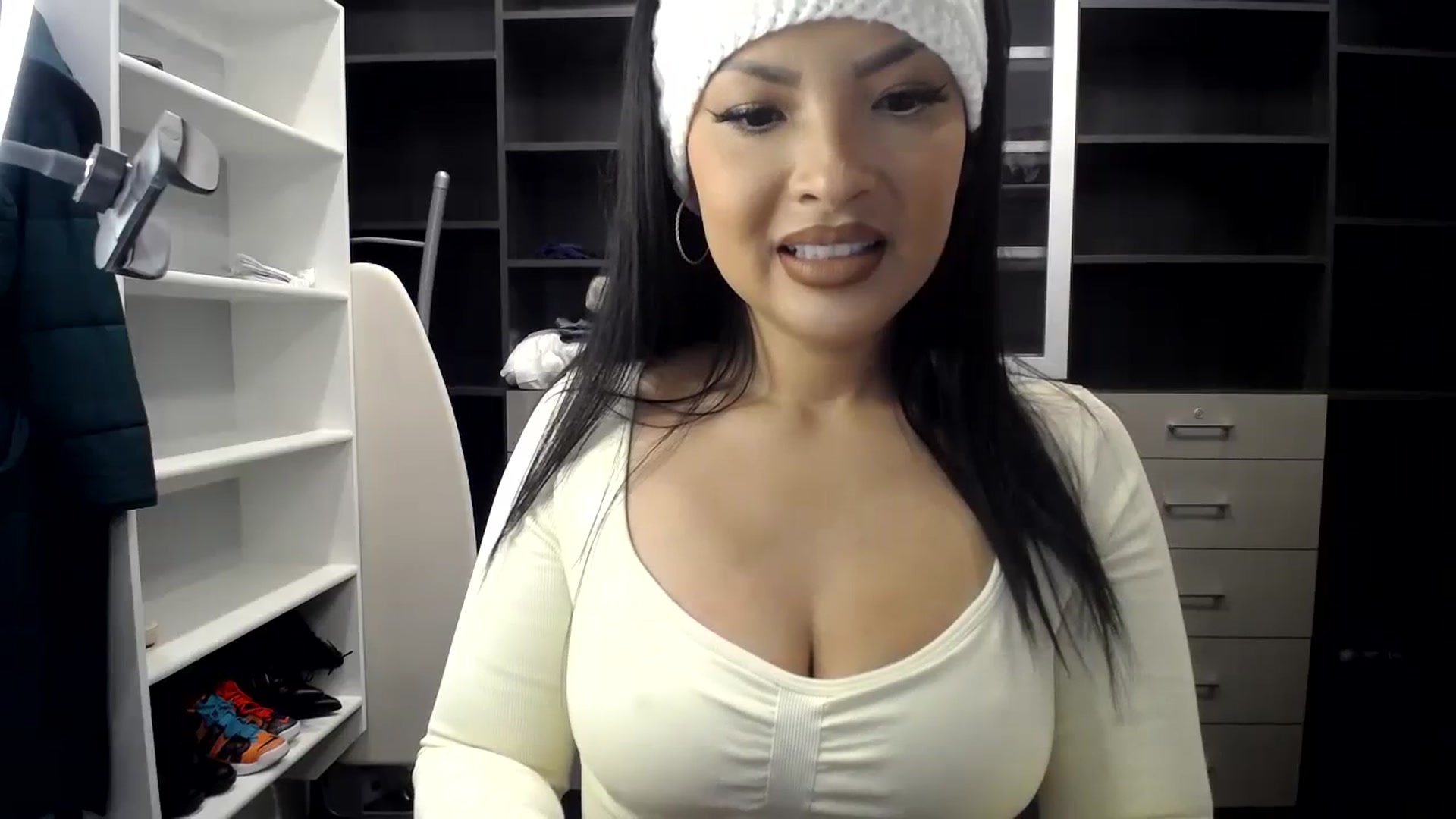 Gallery image thumbnail from NurseVietnam's myfreecams stream on, 02/16/2024, 13:17 image 15 of 20