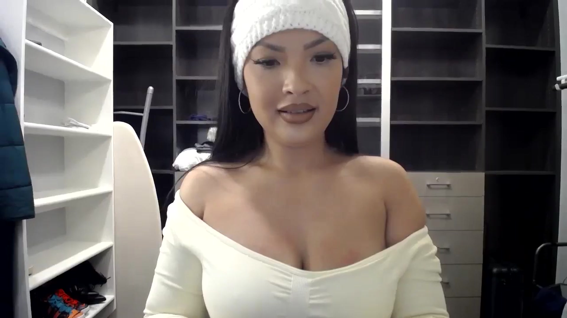 Gallery image thumbnail from NurseVietnam's myfreecams stream on, 02/16/2024, 13:17 image 5 of 20