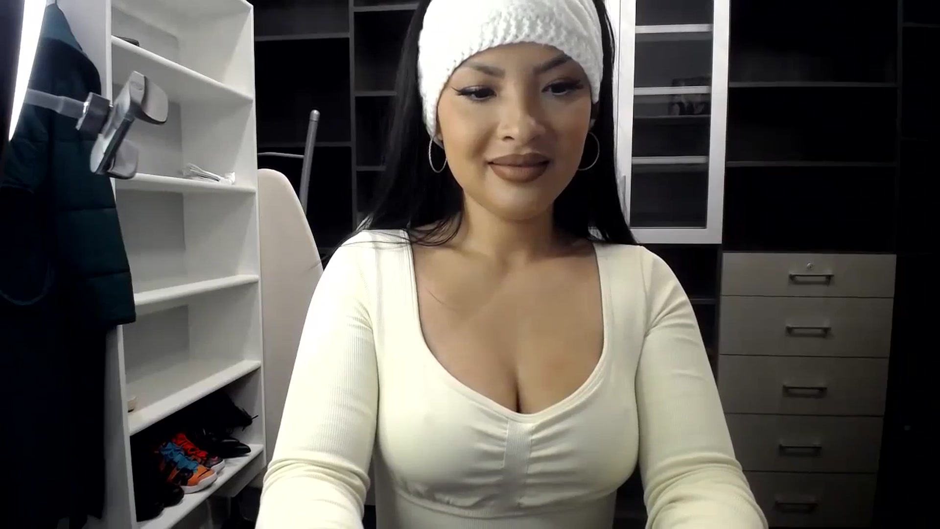 Gallery image thumbnail from NurseVietnam's myfreecams stream on, 02/16/2024, 13:17 image 12 of 20