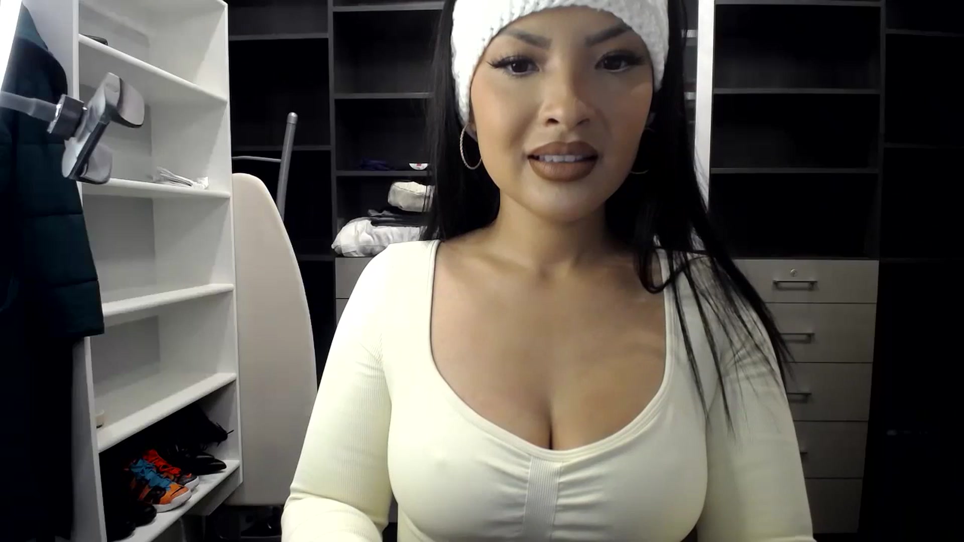 Gallery image thumbnail from NurseVietnam's myfreecams stream on, 02/16/2024, 13:17 image 18 of 20