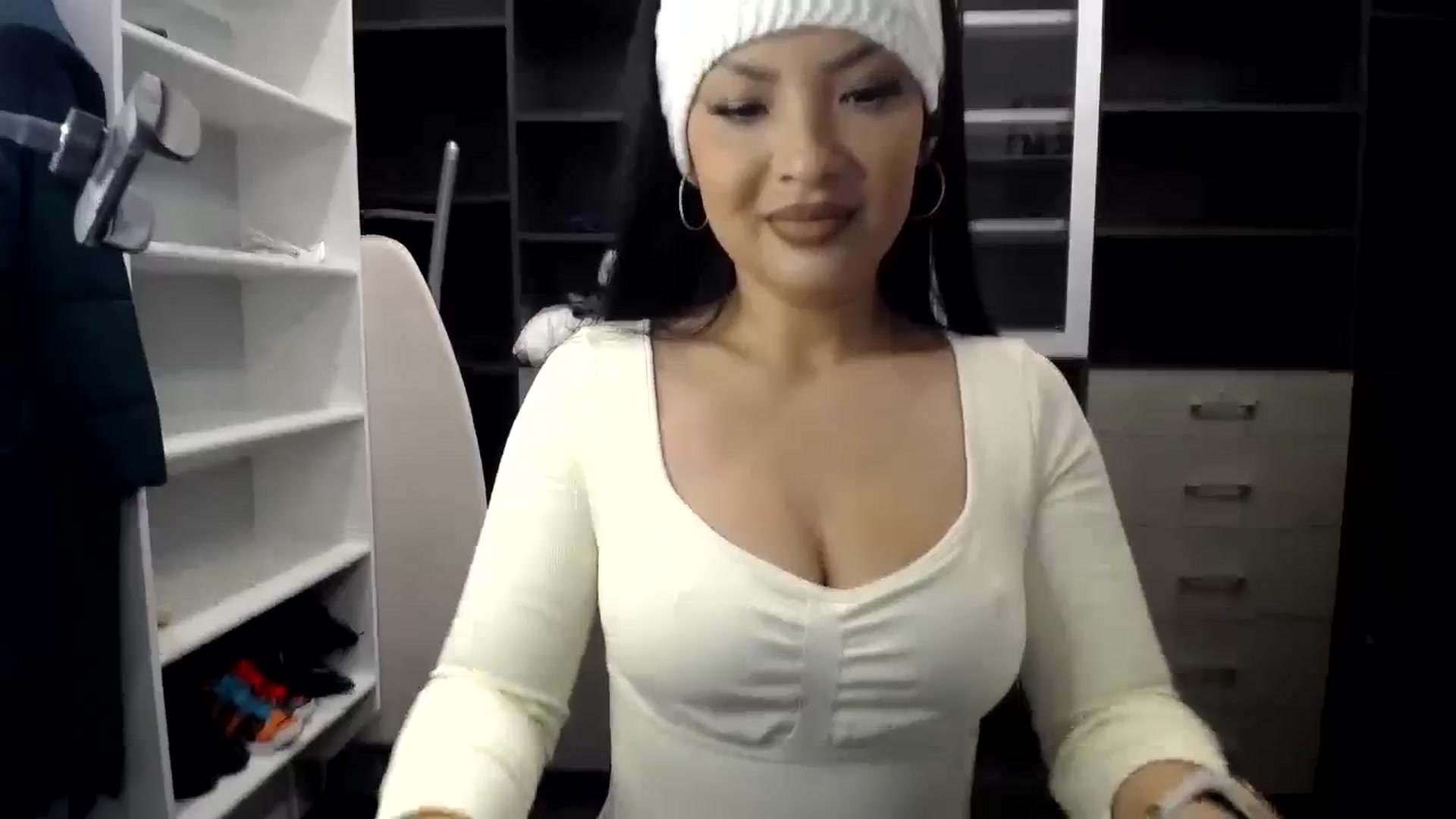 Gallery image thumbnail from NurseVietnam's myfreecams stream on, 02/16/2024, 13:17 image 10 of 20