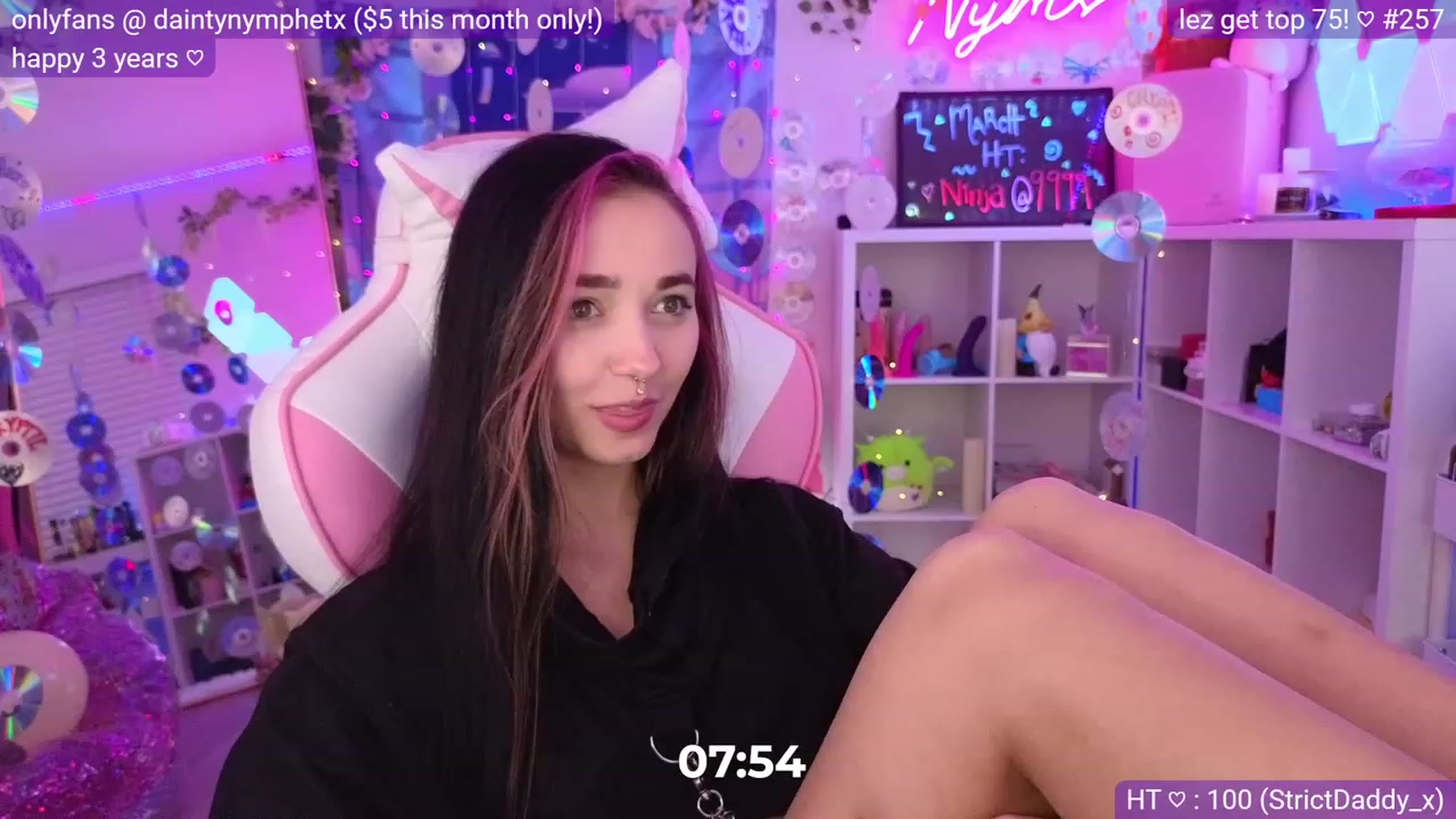Gallery image thumbnail from Nym_x's myfreecams stream on, 03/31/2023, 03:14 image 14 of 20