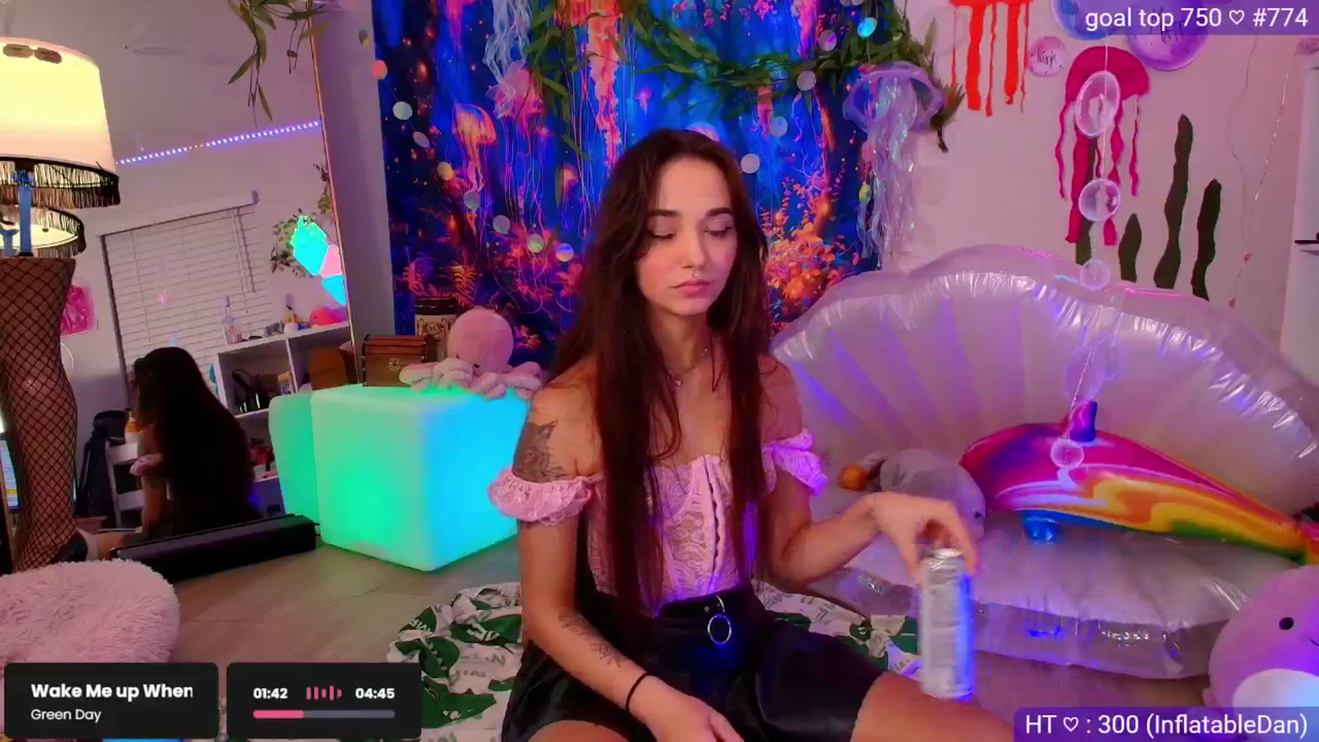 Gallery image thumbnail from Nym_x's myfreecams stream on, 09/22/2025, 04:40 image 17 of 20