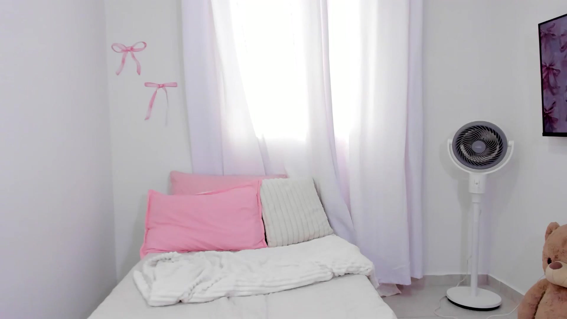 Gallery image thumbnail from OLIVE_'s myfreecams stream on, 04/11/2026, 16:28 image 18 of 20
