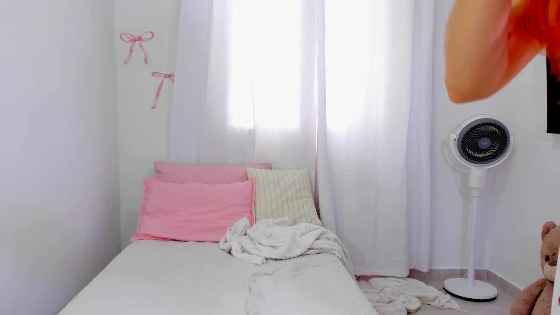 Gallery image thumbnail from OLIVE_'s myfreecams stream on, 04/12/2026, 16:09 image 6 of 20