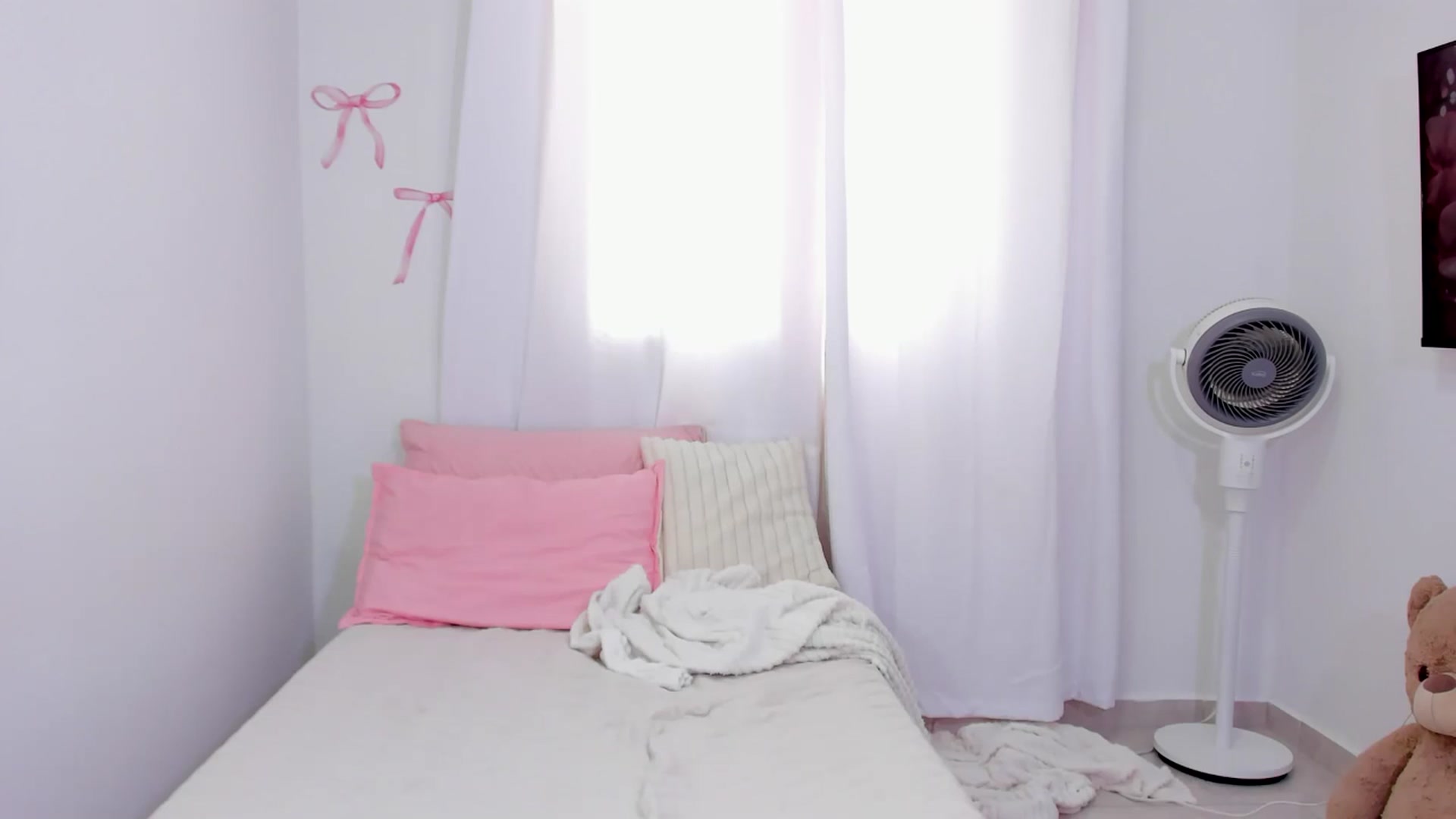 Gallery image thumbnail from OLIVE_'s myfreecams stream on, 04/12/2026, 16:09 image 14 of 20