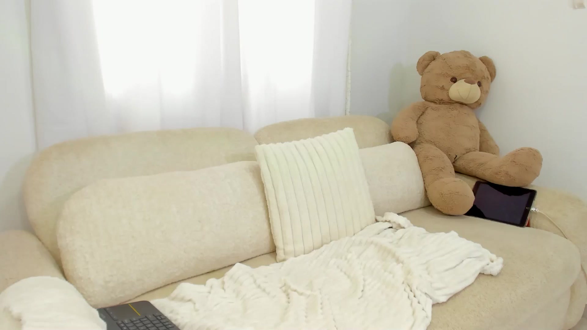 Gallery image thumbnail from OLIVE_'s myfreecams stream on, 04/14/2026, 17:00 image 11 of 20