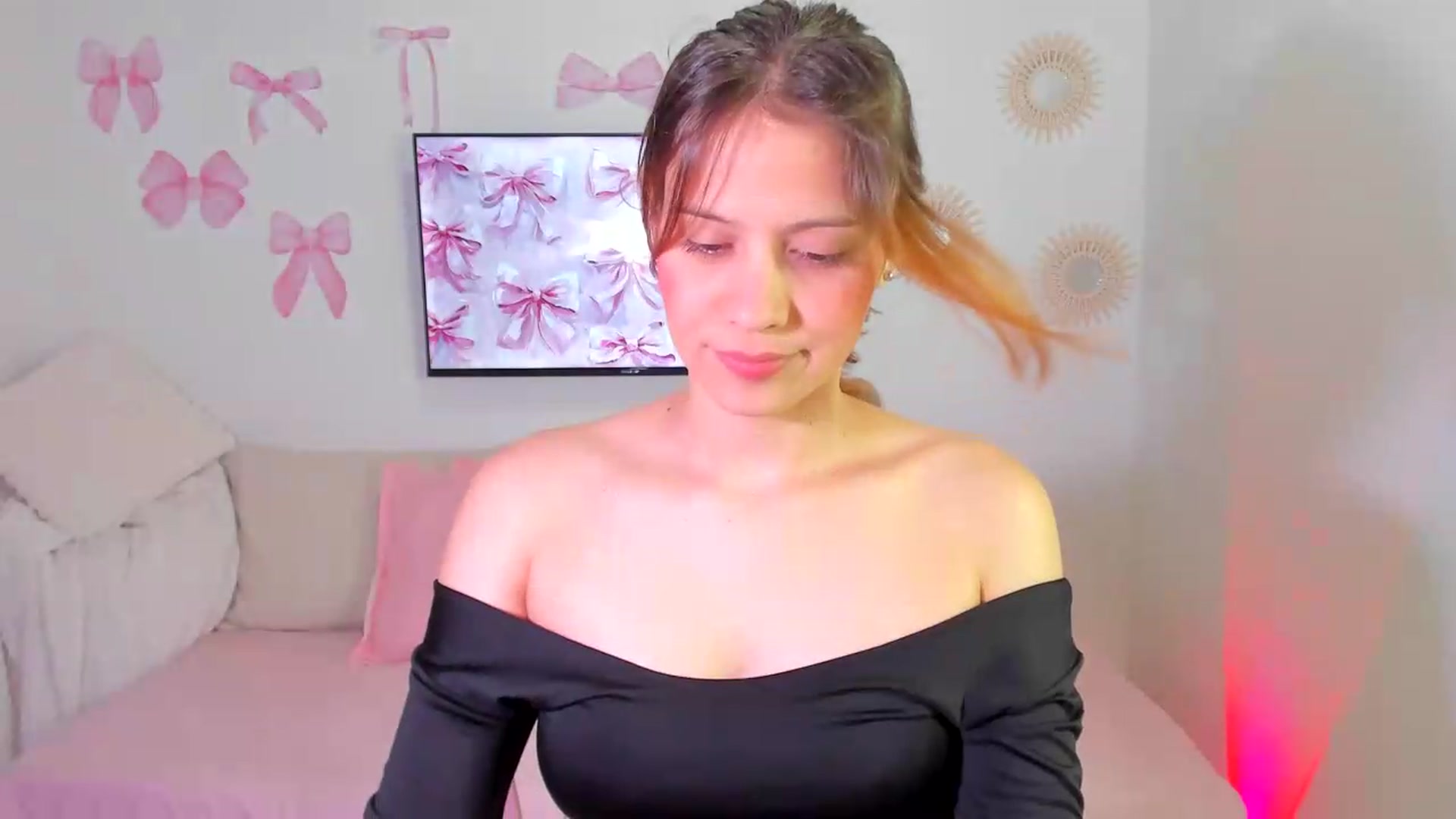 Gallery image thumbnail from OLIVE_'s myfreecams stream on, 05/03/2026, 17:58 image 12 of 20