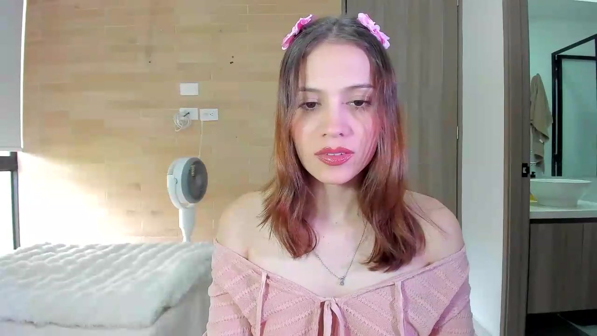 Gallery image thumbnail from OLIVE_'s myfreecams stream on, 08/03/2026, 18:51 image 18 of 20