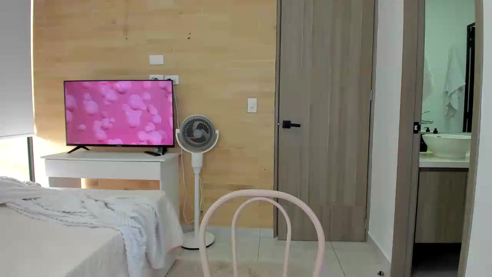 Gallery image thumbnail from OLIVE_'s myfreecams stream on, 08/05/2026, 17:06 image 16 of 20