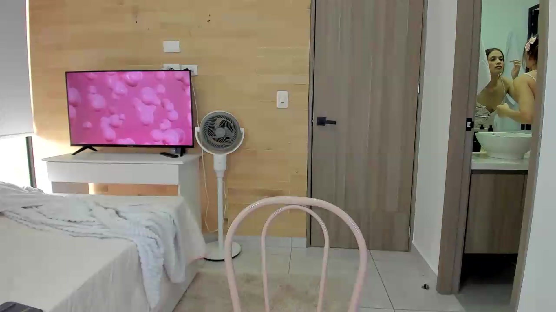 Gallery image thumbnail from OLIVE_'s myfreecams stream on, 08/05/2026, 17:06 image 14 of 20