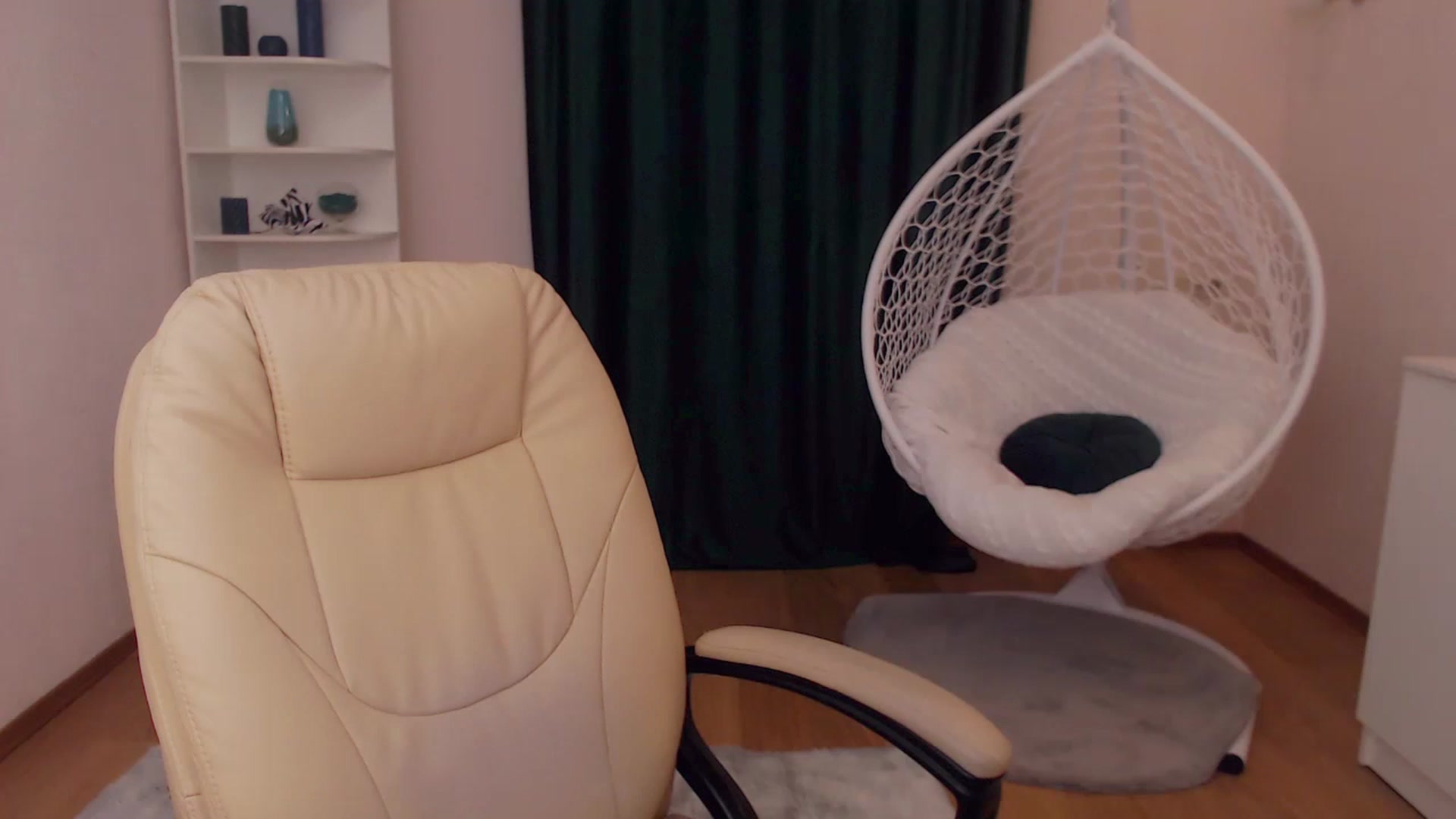 Gallery image thumbnail from OceanFeelss's myfreecams stream on, 12/08/2022, 16:29 image 5 of 20