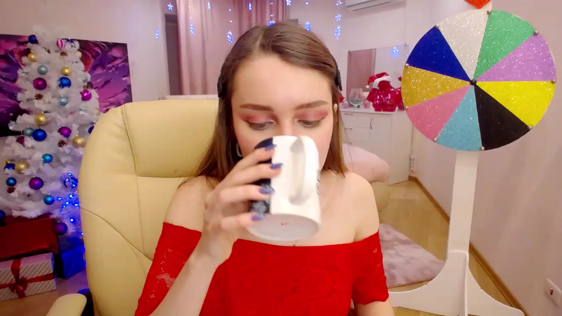 Gallery image thumbnail from OceanFeelss's myfreecams stream on, 12/15/2022, 12:52 image 17 of 20