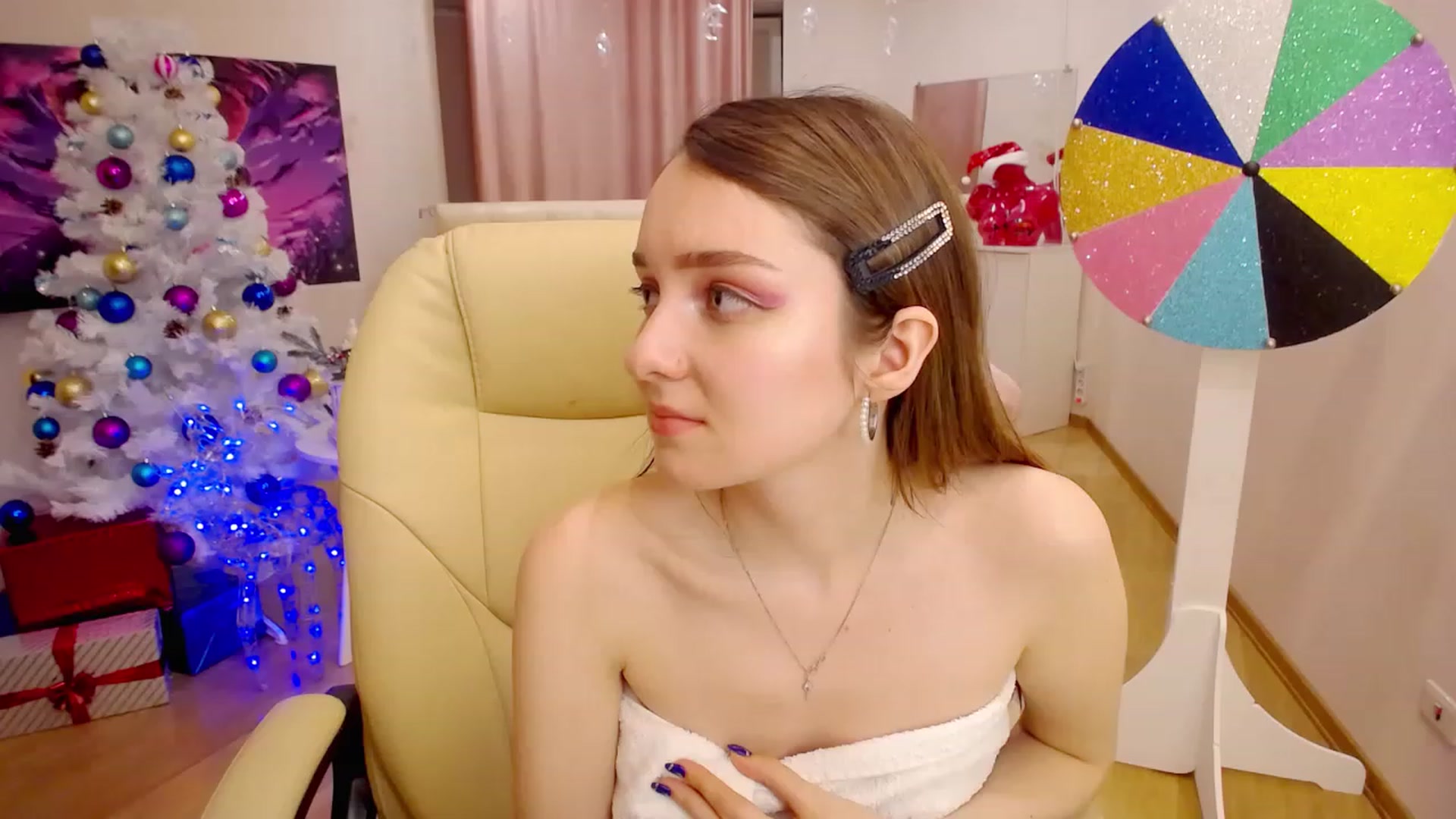 Gallery image thumbnail from OceanFeelss's myfreecams stream on, 12/15/2022, 14:49 image 17 of 20