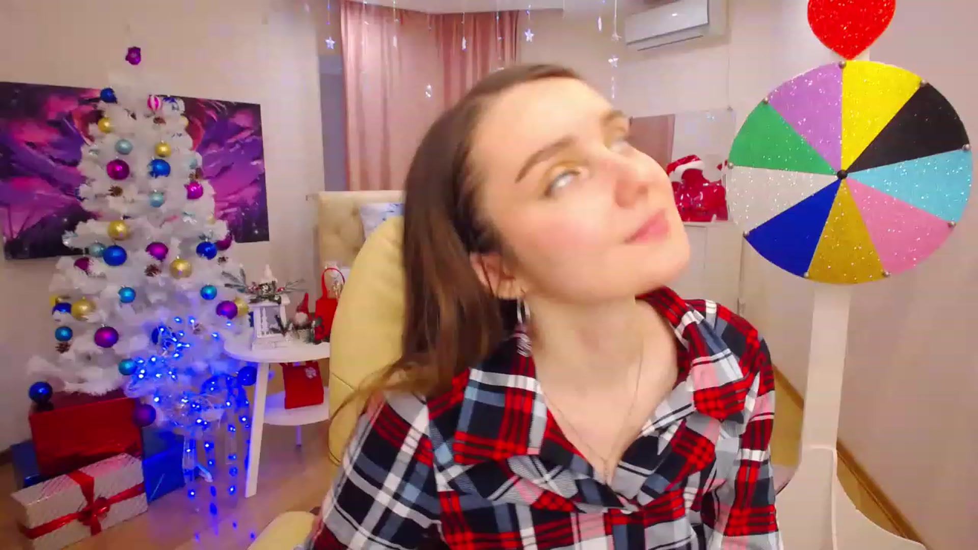 Gallery image thumbnail from OceanFeelss's myfreecams stream on, 12/19/2022, 09:56 image 18 of 20
