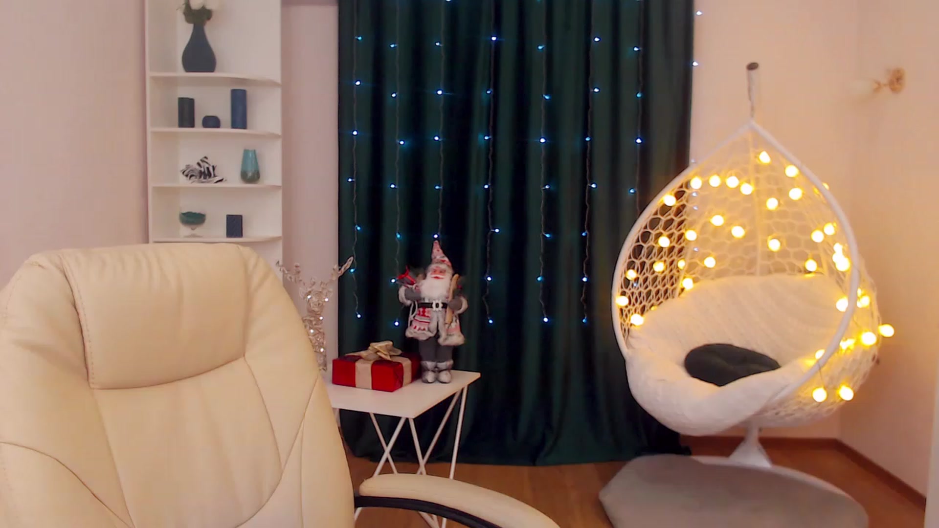 Gallery image thumbnail from OceanFeelss's myfreecams stream on, 12/20/2022, 13:21 image 17 of 20