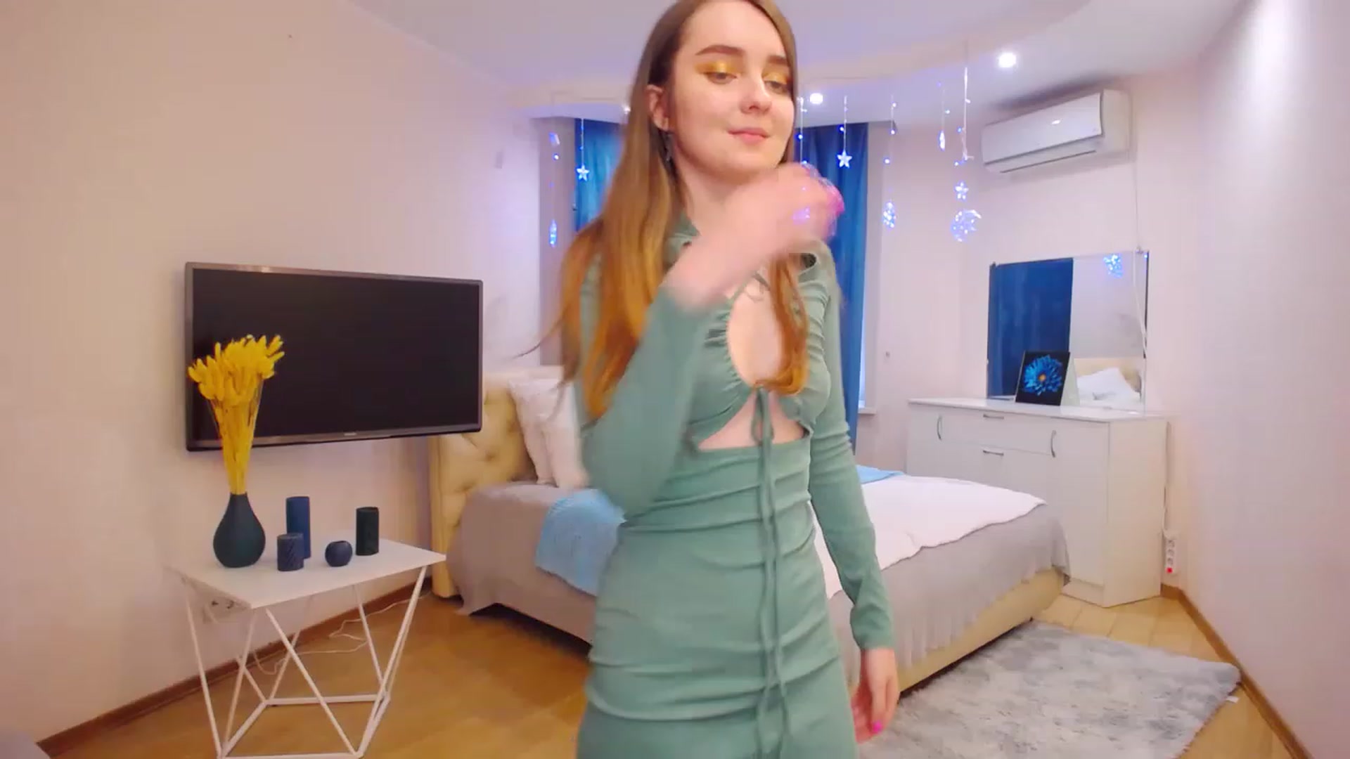 Gallery image thumbnail from OceanFeelss's myfreecams stream on, 03/14/2023, 08:29 image 10 of 20